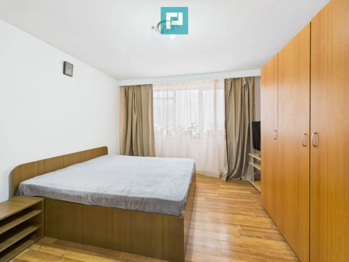Proprietate cu potențial excepțional de investiție - Proprietate cu potențial excepțional de investiție

Situată într-una dintre cele mai dinamice și apreciate zone din nordul Bucureștiului, această proprietate reprezintă o oportunitate rară pentru investiție sau reconversie.

Imobilul are o suprafață utilă de 116 mp, dispusă pe două niveluri, și beneficiază de un mic spațiu comercial amplasat la stradă, în prezent închiriat, generând astfel venit lunar constant.

Deși construcția nu impresionează prin design, valoarea reală a proprietății este dată de:

amplasarea excelentă, pe Șoseaua Pipera, la câteva minute de Barbu Văcărescu, Floreasca, Herăstrău și Aviatorilor;

vizibilitatea ridicată și accesul direct din stradă, ideale pentru un viitor sediu de firmă, birou sau locuință urbană;

potențialul de dezvoltare, într-o zonă în continuă creștere imobiliară.

Suprafețe:

Suprafață utilă casă: 116 mp

Suprafață spațiu comercial: 23.19 mp

Suprafață teren: 184 mp

Încălzirea se realizează prin sobe, oferind flexibilitate pentru modernizare în funcție de preferințele viitorului proprietar.
Curtea, deși compactă, completează spațiul printr-o zonă exterioară funcțională și ușor de întreținut.

Această proprietate se adresează investitorilor care caută un amplasament strategic, cu vizibilitate excelentă și potențial de dezvoltare într-una dintre cele mai reprezentative artere ale Bucureștiului.

Pentru mai multe detalii sau pentru programarea unei vizionări:
Emanuel Ghereben - Consultant imobiliar PropertyLab
0755814751
emanuel.ghereben@propertylab.ro

CP2879481