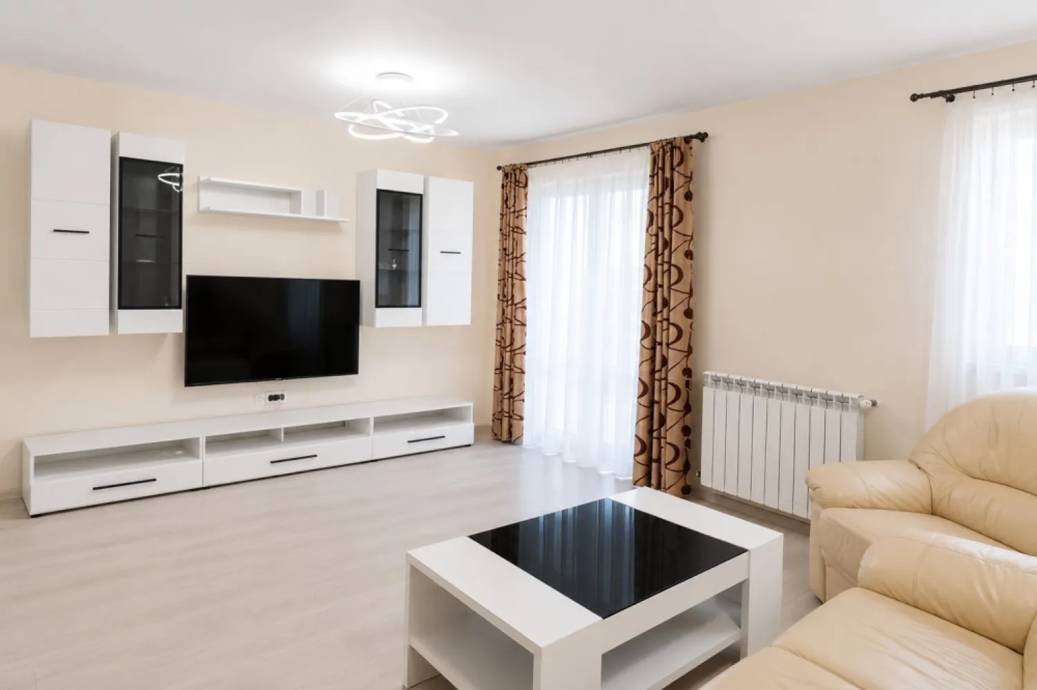 De închiriat | 1/2 Duplex modern în Dumbrăvița | Complet mobilat - De închiriat | 1/2 Duplex modern în Dumbrăvița | Complet mobilat și utilat | Curte proprie

📍 Dumbrăvița, zonă liniștită de case, cu acces rapid către Timișoara

Dacă îți dorești mai mult spațiu, confort și intimitate decât într-un apartament, această jumătate de duplex este alegerea ideală.

Locuința este complet mobilată și utilată, pregătită pentru mutare imediată, fiind potrivită pentru o familie, un cuplu sau persoane care lucrează de acasă și apreciază confortul unei case cu curte proprie.

✅ Living generos și luminos, cu zonă de relaxare și dining
✅ Bucătărie separată, complet mobilată și echipată
✅ 3 dormitoare spațioase
✅ 2 băi complet utilate
✅ Aer condiționat
✅ Centrală termică proprie
✅ Spații generoase de depozitare
✅ Terasă acoperită ideală pentru relaxare sau mese în aer liber
✅ Curte amenajată cu gazon și zonă verde
✅ Locuri de parcare în curte

Unul dintre marile avantaje ale proprietății este terasa acoperită cu acces direct către grădină, locul perfect pentru cafeaua de dimineață, seri petrecute cu familia sau întâlniri cu prietenii.

Casa oferă un echilibru excelent între confortul urban și liniștea unei zone rezidențiale, fiind aproape de magazine, școli, grădinițe și principalele puncte de interes din Dumbrăvița.

📅 Disponibilă imediat

📞 Pentru detalii suplimentare și programarea unei vizionări:
Dănuț Lembac – Consultant Imobiliar
📱 0711.984.043