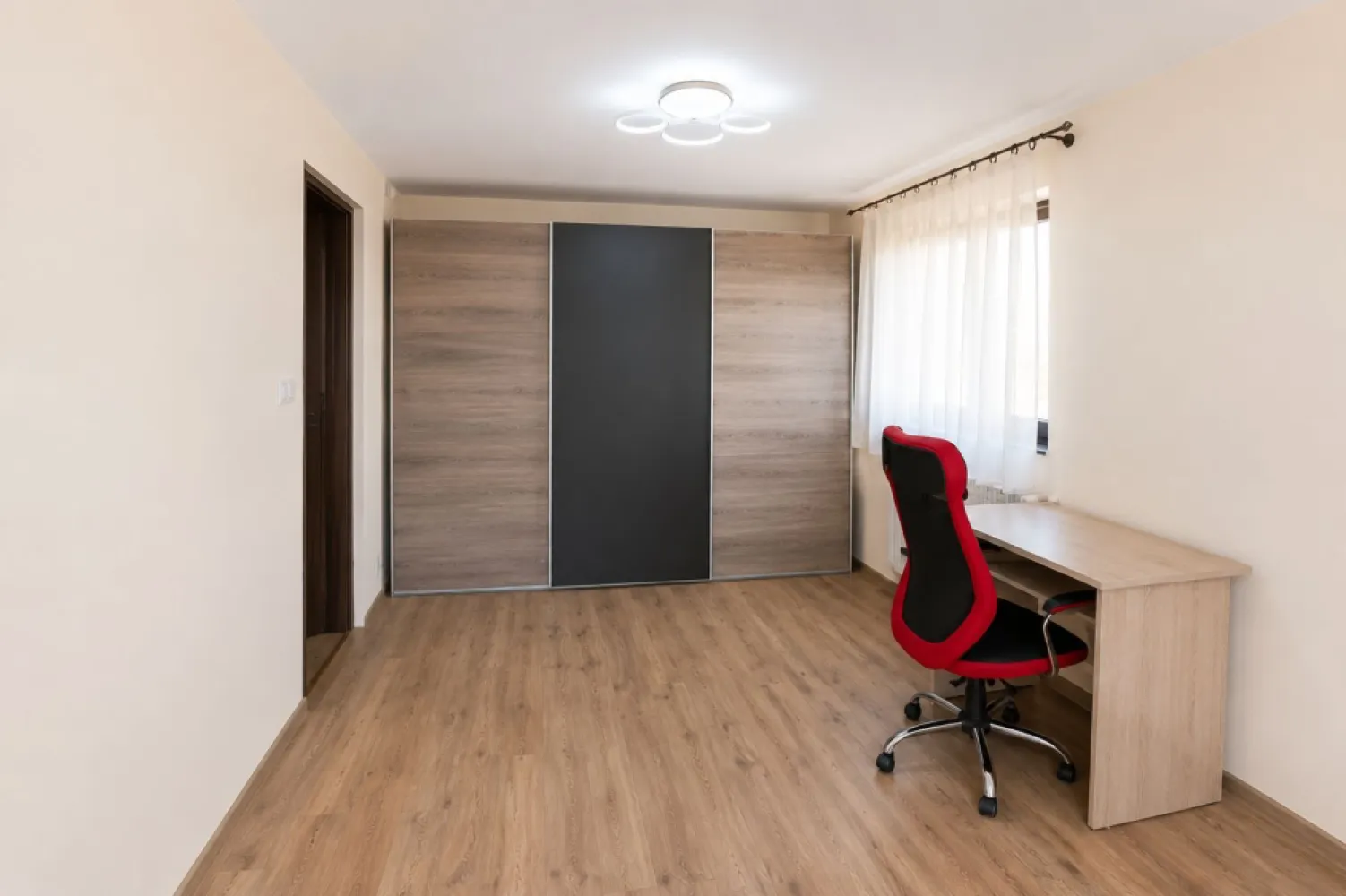De închiriat | 1/2 Duplex modern în Dumbrăvița | Complet mobilat - De închiriat | 1/2 Duplex modern în Dumbrăvița | Complet mobilat și utilat | Curte proprie

📍 Dumbrăvița, zonă liniștită de case, cu acces rapid către Timișoara

Dacă îți dorești mai mult spațiu, confort și intimitate decât într-un apartament, această jumătate de duplex este alegerea ideală.

Locuința este complet mobilată și utilată, pregătită pentru mutare imediată, fiind potrivită pentru o familie, un cuplu sau persoane care lucrează de acasă și apreciază confortul unei case cu curte proprie.

✅ Living generos și luminos, cu zonă de relaxare și dining
✅ Bucătărie separată, complet mobilată și echipată
✅ 3 dormitoare spațioase
✅ 2 băi complet utilate
✅ Aer condiționat
✅ Centrală termică proprie
✅ Spații generoase de depozitare
✅ Terasă acoperită ideală pentru relaxare sau mese în aer liber
✅ Curte amenajată cu gazon și zonă verde
✅ Locuri de parcare în curte

Unul dintre marile avantaje ale proprietății este terasa acoperită cu acces direct către grădină, locul perfect pentru cafeaua de dimineață, seri petrecute cu familia sau întâlniri cu prietenii.

Casa oferă un echilibru excelent între confortul urban și liniștea unei zone rezidențiale, fiind aproape de magazine, școli, grădinițe și principalele puncte de interes din Dumbrăvița.

📅 Disponibilă imediat

📞 Pentru detalii suplimentare și programarea unei vizionări:
Dănuț Lembac – Consultant Imobiliar
📱 0711.984.043