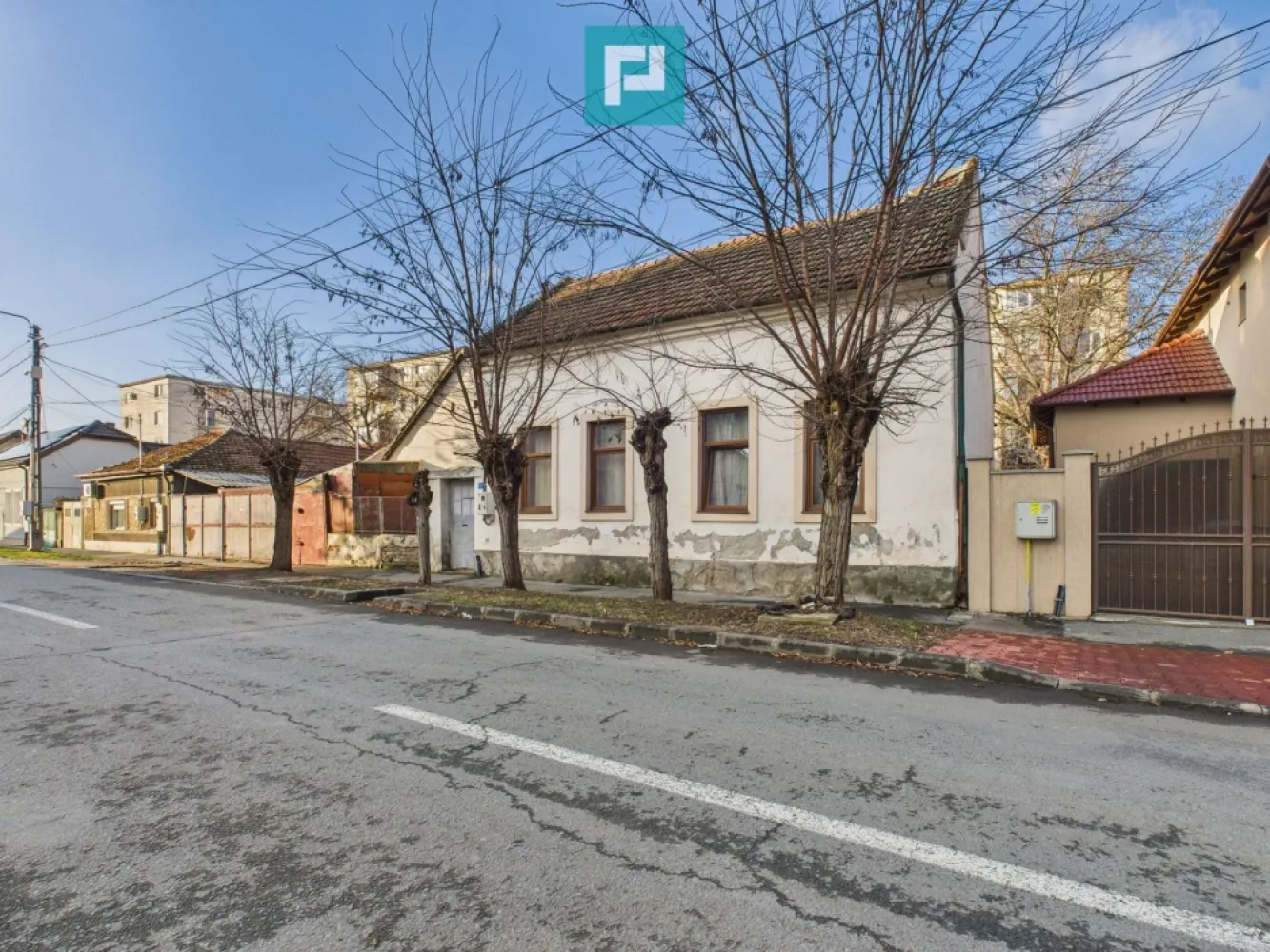 Casă individuală cu anexă în Vaicu - Casă individuală cu anexă în Vlaicu

PropertyLab iți propune o casă cu curte individuală în cartierul Aurel Vlaicu din Arad.
Proprietatea dispune de un teren cu o suprafață de 430 mp în cartea Funciară, 500 mp măsurați și un front stradal generos.

Casă principală în suprafață de 65 mp utili este construită din caramidă și este compusă din:
Hol intrare
Bucătărie
Baie
Cameră tehnică
Living
Dormitor

Anexa are aproximativ 50 mp și este compusă din 2 camere și încă o încăpere pentru depozitare.

Pentru vizionări și mai multe detalii, nu ezita să mă contactezi!

Almira Boboc - Consultant Imobiliar PropertyLab
Telefon 074506 93 93
Email almira.boboc@propertylab.ro

Cod Proprietate 28778191