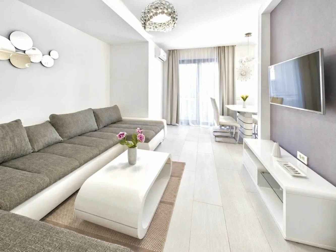 Ofer spre inchiriere ap. 2 cam. in Dumbravita zona Kaufland - Ofer spre inchiriere apartament modern cu 2 camere, situat pe str. Florenta, zona Kaufland la intrare in Dumbravita.
Apartamentul se afla la parter, este complet mobilat si utilat.
Este compus din:
- living open space cu bucatarie;
- un dormitor,
- baie,
- terasa 14mp,
- un loc de parcare.

Pretul este de: 480 euro + garantie + comision
Disponibil imediat.