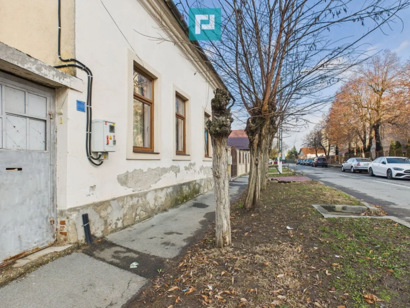 Casă individuală cu anexă în Vaicu - Casă individuală cu anexă în Vlaicu

PropertyLab iți propune o casă cu curte individuală în cartierul Aurel Vlaicu din Arad.
Proprietatea dispune de un teren cu o suprafață de 430 mp în cartea Funciară, 500 mp măsurați și un front stradal generos.

Casă principală în suprafață de 65 mp utili este construită din caramidă și este compusă din:
Hol intrare
Bucătărie
Baie
Cameră tehnică
Living
Dormitor

Anexa are aproximativ 50 mp și este compusă din 2 camere și încă o încăpere pentru depozitare.

Pentru vizionări și mai multe detalii, nu ezita să mă contactezi!

Almira Boboc - Consultant Imobiliar PropertyLab
Telefon 074506 93 93
Email almira.boboc@propertylab.ro

Cod Proprietate 28778191