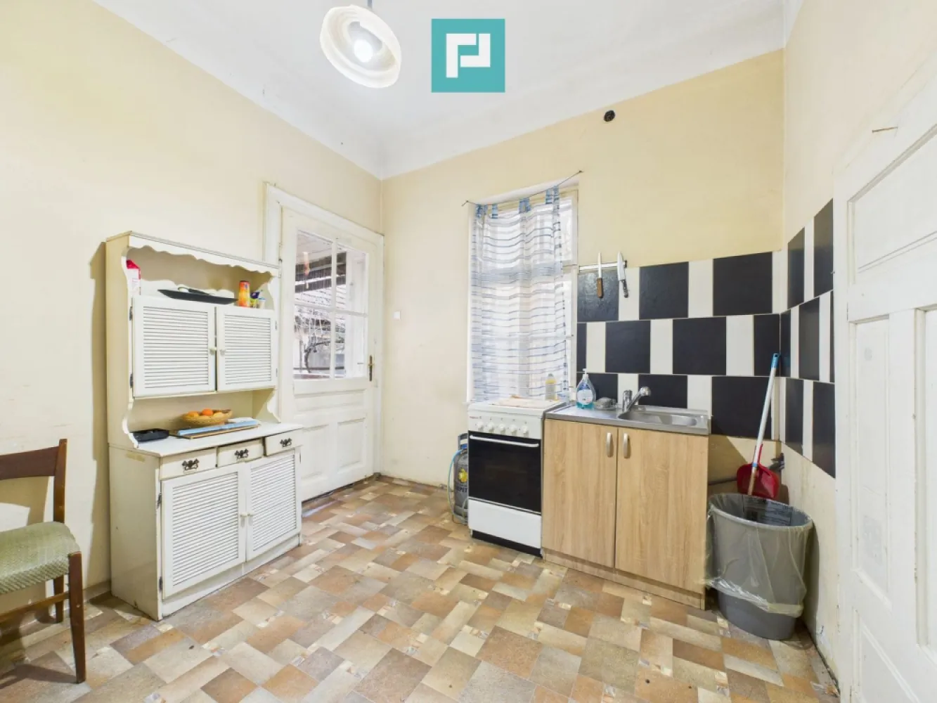 Casă individuală cu anexă în Vaicu - Casă individuală cu anexă în Vlaicu

PropertyLab iți propune o casă cu curte individuală în cartierul Aurel Vlaicu din Arad.
Proprietatea dispune de un teren cu o suprafață de 430 mp în cartea Funciară, 500 mp măsurați și un front stradal generos.

Casă principală în suprafață de 65 mp utili este construită din caramidă și este compusă din:
Hol intrare
Bucătărie
Baie
Cameră tehnică
Living
Dormitor

Anexa are aproximativ 50 mp și este compusă din 2 camere și încă o încăpere pentru depozitare.

Pentru vizionări și mai multe detalii, nu ezita să mă contactezi!

Almira Boboc - Consultant Imobiliar PropertyLab
Telefon 074506 93 93
Email almira.boboc@propertylab.ro

Cod Proprietate 28778191