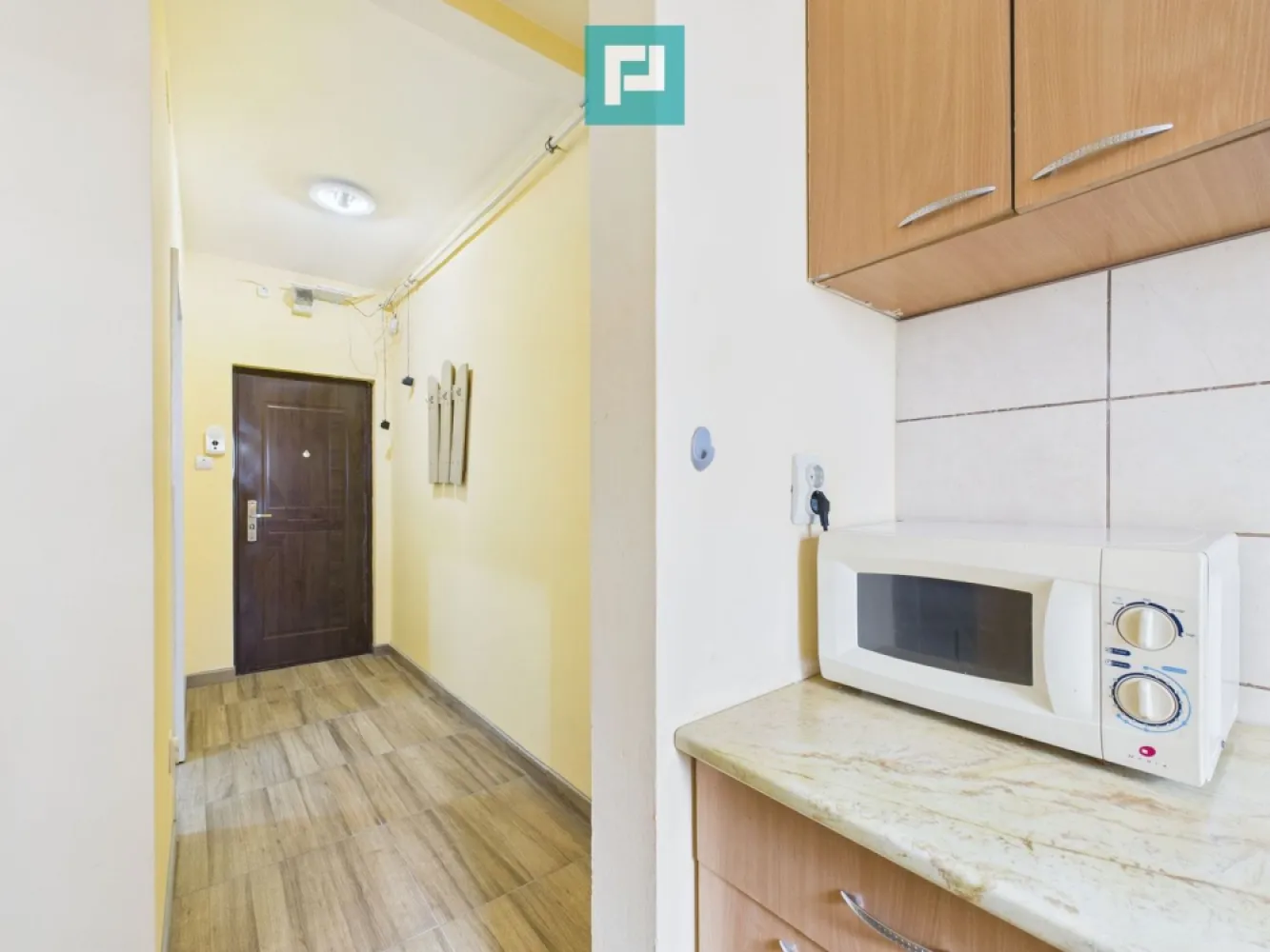 Apartament o cameră zona Podgoria - Vă oferim spre vânzare un apartament decomandat cu o cameră, situat la mansarda unui bloc cu patru etaje, ideal pentru locuit sau investiție.

 Apartamentul este compus din:
 
 - O cameră spațioasă, ideală pentru socializare si relaxare.
 
 - Bucătăria, dotată si utilată.
 
 - Un hol primitor, si incăpător.
 
 - Si o baie suficient de mare.

 Confort: centrală proprie pe gaz, aer condiționat.

 Finisaje: geamuri termopan, ușă metalică, gresie, faianță și parchet.

 Un mare plus îl reprezintă vederea panoramică spre lac si catedrală, care oferă lumină naturală și un ambient plăcut.

 Nu ratați ocazia de a achiziționa acest apartament ideal pentru o familie activă sau investiție.

 Pentru mai multe detalii și stabilirea unei vizionari asistate, vă stau la dispoziție la:

 Telefon: 0746.485.745
 Email: alexandru.stefanescu@propertylab.ro
 
 Alexandru Stefanescu - Consultant imobiliar PropertyLab
 
 Apartament o camera zona Podgoria. CP2877547