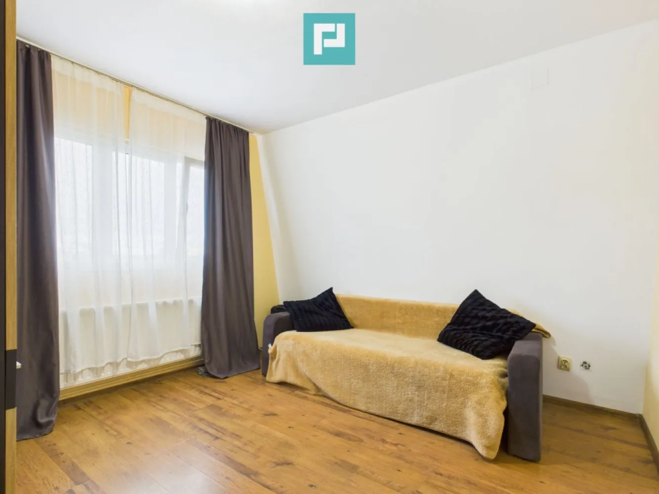 Apartament o cameră zona Podgoria - Vă oferim spre vânzare un apartament decomandat cu o cameră, situat la mansarda unui bloc cu patru etaje, ideal pentru locuit sau investiție.

 Apartamentul este compus din:
 
 - O cameră spațioasă, ideală pentru socializare si relaxare.
 
 - Bucătăria, dotată si utilată.
 
 - Un hol primitor, si incăpător.
 
 - Si o baie suficient de mare.

 Confort: centrală proprie pe gaz, aer condiționat.

 Finisaje: geamuri termopan, ușă metalică, gresie, faianță și parchet.

 Un mare plus îl reprezintă vederea panoramică spre lac si catedrală, care oferă lumină naturală și un ambient plăcut.

 Nu ratați ocazia de a achiziționa acest apartament ideal pentru o familie activă sau investiție.

 Pentru mai multe detalii și stabilirea unei vizionari asistate, vă stau la dispoziție la:

 Telefon: 0746.485.745
 Email: alexandru.stefanescu@propertylab.ro
 
 Alexandru Stefanescu - Consultant imobiliar PropertyLab
 
 Apartament o camera zona Podgoria. CP2877547