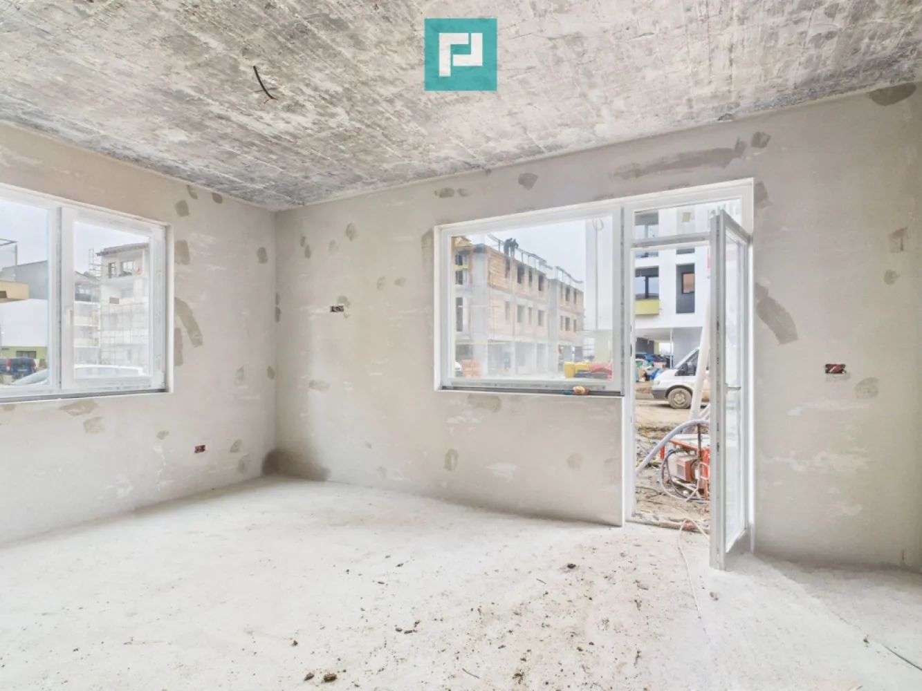 Apartament 3 camere cu curte proprie în Giroc - Apartament 3 camere – 81 mp, curte proprie, gata să-l personalizezi sau să-l transformi în SAD | Giroc

 Îți oferim spre vânzare un apartament de 3 camere, cu suprafață utilă de 81 mp, aflat la gri, cu termen de finalizare iunie 2026, situat într-o comună atât de primitoare precum Giroc, aproape de Timișoara, cu școli bune, infrastructură în dezvoltare și natură la doi pași.

 E șansa ta să-l personalizezi exact așa cum îți dorești, fără compromisuri.

 Caracteristici cheie:

 3 camere | 81 mp utili

 Parter, cu intrare din două părți

 Curte exterioară proprie, destinată exclusiv acestui apartament

 Posibilitate de schimbare a destinației în SAD (spațiu comercial)

 Compartimentare eficientă, potrivită atât pentru locuire, cât și pentru activități profesionale

 Bloc intim, cu regim redus de înălțime

 Calitate a construcției:

 Zidărie solidă din cărămidă, cu izolație completă exterior–interior

 Pereți interiori din cărămidă + vată bazaltică – confort termic și izolare fonică excelentă

 Geamuri Salamander tripan – eficiență energetică și lumină naturală din plin

 Ușă metalică la intrare, uși interioare MDF

 Acoperiș cu țiglă de beton, durabil și rezistent în timp

 Ideal pentru:

 locuință personală
 cabinet medical / stomatologic
 birouri, salon, sediu firmă
 investiție cu randament bun

 Preț negociabil, în funcție de stadiul finalizării
 Finalizare estimată: iunie 2026

 O oportunitate excelentă de a investi într-un apartament solid, versatil, într-o zonă liniștită, cu acces rapid către Timișoara și toate facilitățile necesare unui stil de viață echilibrat.

 Contactează-mă pentru vizionare sau detalii – sunt aici să te ajut să faci pasul acesta important! 

 Consultant imobiliar : Laurențiu Caraman

 Telefon : 0721824896

 Email : laurențiu.caraman@propertylab.ro

 CP2875939