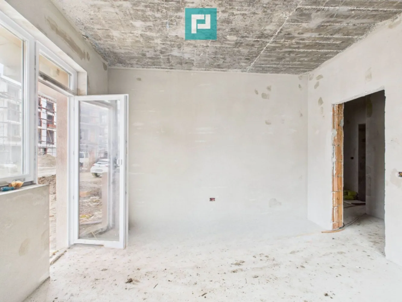 Apartament 3 camere cu curte proprie în Giroc - Apartament 3 camere – 81 mp, curte proprie, gata să-l personalizezi sau să-l transformi în SAD | Giroc

 Îți oferim spre vânzare un apartament de 3 camere, cu suprafață utilă de 81 mp, aflat la gri, cu termen de finalizare iunie 2026, situat într-o comună atât de primitoare precum Giroc, aproape de Timișoara, cu școli bune, infrastructură în dezvoltare și natură la doi pași.

 E șansa ta să-l personalizezi exact așa cum îți dorești, fără compromisuri.

 Caracteristici cheie:

 3 camere | 81 mp utili

 Parter, cu intrare din două părți

 Curte exterioară proprie, destinată exclusiv acestui apartament

 Posibilitate de schimbare a destinației în SAD (spațiu comercial)

 Compartimentare eficientă, potrivită atât pentru locuire, cât și pentru activități profesionale

 Bloc intim, cu regim redus de înălțime

 Calitate a construcției:

 Zidărie solidă din cărămidă, cu izolație completă exterior–interior

 Pereți interiori din cărămidă + vată bazaltică – confort termic și izolare fonică excelentă

 Geamuri Salamander tripan – eficiență energetică și lumină naturală din plin

 Ușă metalică la intrare, uși interioare MDF

 Acoperiș cu țiglă de beton, durabil și rezistent în timp

 Ideal pentru:

 locuință personală
 cabinet medical / stomatologic
 birouri, salon, sediu firmă
 investiție cu randament bun

 Preț negociabil, în funcție de stadiul finalizării
 Finalizare estimată: iunie 2026

 O oportunitate excelentă de a investi într-un apartament solid, versatil, într-o zonă liniștită, cu acces rapid către Timișoara și toate facilitățile necesare unui stil de viață echilibrat.

 Contactează-mă pentru vizionare sau detalii – sunt aici să te ajut să faci pasul acesta important! 

 Consultant imobiliar : Laurențiu Caraman

 Telefon : 0721824896

 Email : laurențiu.caraman@propertylab.ro

 CP2875939