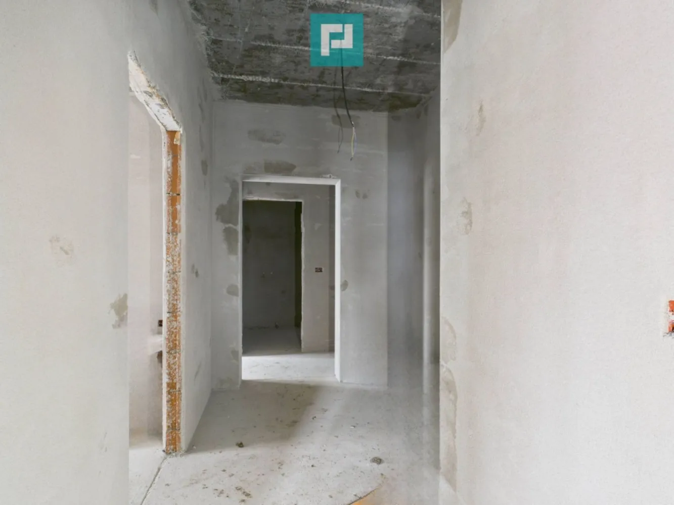 Apartament 3 camere cu curte proprie în Giroc - Apartament 3 camere – 81 mp, curte proprie, gata să-l personalizezi sau să-l transformi în SAD | Giroc

 Îți oferim spre vânzare un apartament de 3 camere, cu suprafață utilă de 81 mp, aflat la gri, cu termen de finalizare iunie 2026, situat într-o comună atât de primitoare precum Giroc, aproape de Timișoara, cu școli bune, infrastructură în dezvoltare și natură la doi pași.

 E șansa ta să-l personalizezi exact așa cum îți dorești, fără compromisuri.

 Caracteristici cheie:

 3 camere | 81 mp utili

 Parter, cu intrare din două părți

 Curte exterioară proprie, destinată exclusiv acestui apartament

 Posibilitate de schimbare a destinației în SAD (spațiu comercial)

 Compartimentare eficientă, potrivită atât pentru locuire, cât și pentru activități profesionale

 Bloc intim, cu regim redus de înălțime

 Calitate a construcției:

 Zidărie solidă din cărămidă, cu izolație completă exterior–interior

 Pereți interiori din cărămidă + vată bazaltică – confort termic și izolare fonică excelentă

 Geamuri Salamander tripan – eficiență energetică și lumină naturală din plin

 Ușă metalică la intrare, uși interioare MDF

 Acoperiș cu țiglă de beton, durabil și rezistent în timp

 Ideal pentru:

 locuință personală
 cabinet medical / stomatologic
 birouri, salon, sediu firmă
 investiție cu randament bun

 Preț negociabil, în funcție de stadiul finalizării
 Finalizare estimată: iunie 2026

 O oportunitate excelentă de a investi într-un apartament solid, versatil, într-o zonă liniștită, cu acces rapid către Timișoara și toate facilitățile necesare unui stil de viață echilibrat.

 Contactează-mă pentru vizionare sau detalii – sunt aici să te ajut să faci pasul acesta important! 

 Consultant imobiliar : Laurențiu Caraman

 Telefon : 0721824896

 Email : laurențiu.caraman@propertylab.ro

 CP2875939