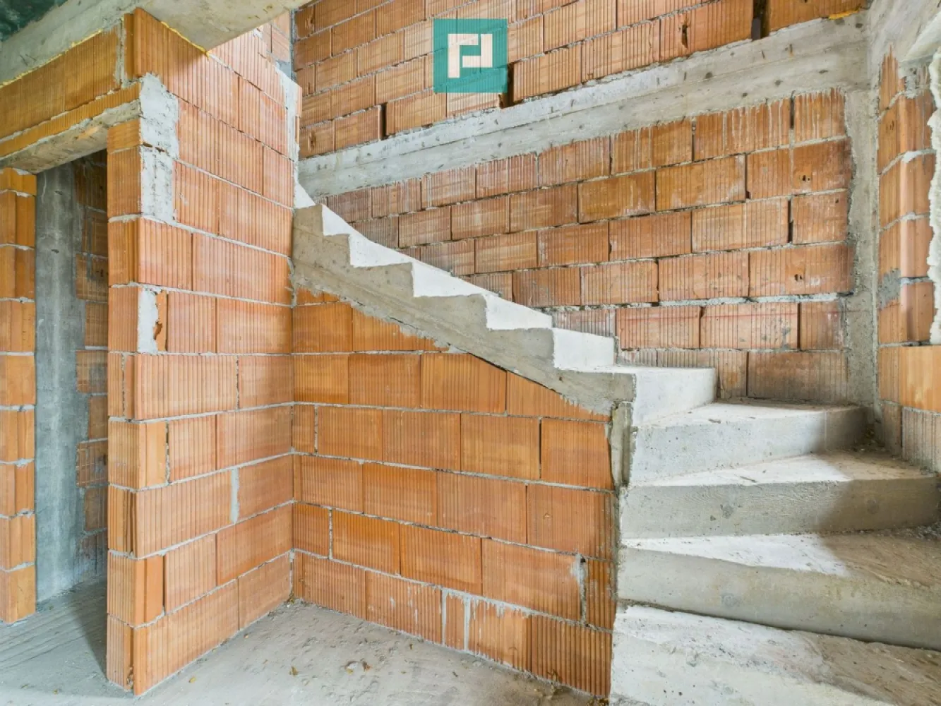 Duplex confortabil și retras în Chisoda - Duplex solid, izolat fonic, liniște profundă și intimitate

 Acest duplex solid, construit cu grijă pentru confortul tău viitor, este locul unde liniștea nu e un compromis, ci o promisiune.

 Datorită izolației duble față de peretele vecinului, te bucuri de intimitate reală și liniște profundă, într-o zonă foarte retrasă, ferită de agitație.

 Construit ca să reziste și să te protejeze:

 Zidărie din cărămidă, cu izolație completă
 
 Pereți interiori din cărămidă cu vată bazaltică pentru confort termic excelent și izolare fonică superioară

 Ferestre Salamander tripan, pentru lumină naturală din plin și eficiență energetică

 Ușă metalică la intrare și uși interioare din MDF, elegante și rezistente

 Acoperiș din țiglă de beton, solid, durabil, gândit pentru zeci de ani

 Ce îl face cu adevărat special:

 Dublu izolat față de peretele vecinului – rar și extrem de valoros

 Liniște profundă, ideală pentru odihnă, lucru de acasă sau viață de familie

 Zonă foarte retrasă, unde te poți deconecta cu adevărat

 Este genul de loc în care: diminețile sunt calme, serile sunt tăcute, iar „acasă” chiar înseamnă siguranță și confort

 Dacă simți că asta cauți — un spațiu solid, bine gândit, unde liniștea e la ea acasă — te invit să mă contactezi pentru mai multe detalii.

 Consultant imobiliar : Laurentiu Caraman

 Telefon : 0721824896

 Email : laurentiu.caraman@propertylab.ro

 CP2875888