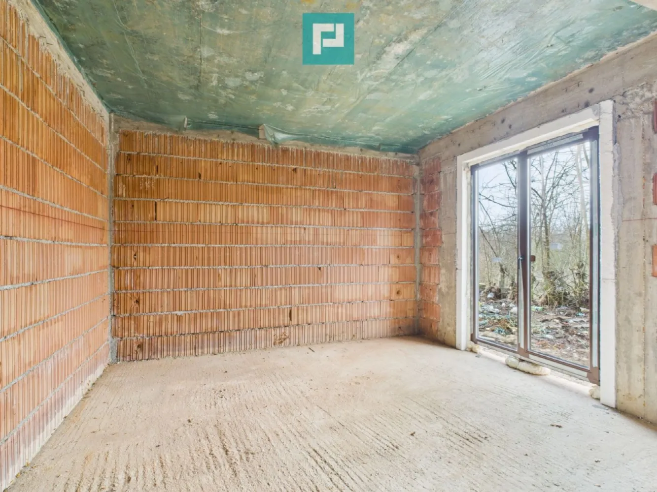 Duplex confortabil și retras în Chisoda - Duplex solid, izolat fonic, liniște profundă și intimitate

 Acest duplex solid, construit cu grijă pentru confortul tău viitor, este locul unde liniștea nu e un compromis, ci o promisiune.

 Datorită izolației duble față de peretele vecinului, te bucuri de intimitate reală și liniște profundă, într-o zonă foarte retrasă, ferită de agitație.

 Construit ca să reziste și să te protejeze:

 Zidărie din cărămidă, cu izolație completă
 
 Pereți interiori din cărămidă cu vată bazaltică pentru confort termic excelent și izolare fonică superioară

 Ferestre Salamander tripan, pentru lumină naturală din plin și eficiență energetică

 Ușă metalică la intrare și uși interioare din MDF, elegante și rezistente

 Acoperiș din țiglă de beton, solid, durabil, gândit pentru zeci de ani

 Ce îl face cu adevărat special:

 Dublu izolat față de peretele vecinului – rar și extrem de valoros

 Liniște profundă, ideală pentru odihnă, lucru de acasă sau viață de familie

 Zonă foarte retrasă, unde te poți deconecta cu adevărat

 Este genul de loc în care: diminețile sunt calme, serile sunt tăcute, iar „acasă” chiar înseamnă siguranță și confort

 Dacă simți că asta cauți — un spațiu solid, bine gândit, unde liniștea e la ea acasă — te invit să mă contactezi pentru mai multe detalii.

 Consultant imobiliar : Laurentiu Caraman

 Telefon : 0721824896

 Email : laurentiu.caraman@propertylab.ro

 CP2875888