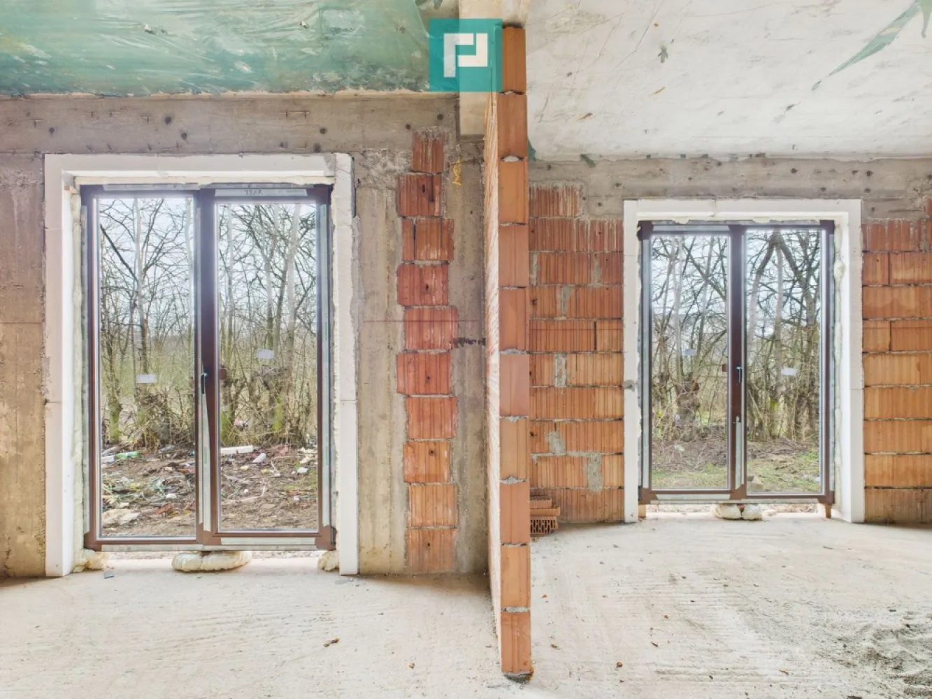 Duplex confortabil și retras în Chisoda - Duplex solid, izolat fonic, liniște profundă și intimitate

 Acest duplex solid, construit cu grijă pentru confortul tău viitor, este locul unde liniștea nu e un compromis, ci o promisiune.

 Datorită izolației duble față de peretele vecinului, te bucuri de intimitate reală și liniște profundă, într-o zonă foarte retrasă, ferită de agitație.

 Construit ca să reziste și să te protejeze:

 Zidărie din cărămidă, cu izolație completă
 
 Pereți interiori din cărămidă cu vată bazaltică pentru confort termic excelent și izolare fonică superioară

 Ferestre Salamander tripan, pentru lumină naturală din plin și eficiență energetică

 Ușă metalică la intrare și uși interioare din MDF, elegante și rezistente

 Acoperiș din țiglă de beton, solid, durabil, gândit pentru zeci de ani

 Ce îl face cu adevărat special:

 Dublu izolat față de peretele vecinului – rar și extrem de valoros

 Liniște profundă, ideală pentru odihnă, lucru de acasă sau viață de familie

 Zonă foarte retrasă, unde te poți deconecta cu adevărat

 Este genul de loc în care: diminețile sunt calme, serile sunt tăcute, iar „acasă” chiar înseamnă siguranță și confort

 Dacă simți că asta cauți — un spațiu solid, bine gândit, unde liniștea e la ea acasă — te invit să mă contactezi pentru mai multe detalii.

 Consultant imobiliar : Laurentiu Caraman

 Telefon : 0721824896

 Email : laurentiu.caraman@propertylab.ro

 CP2875888