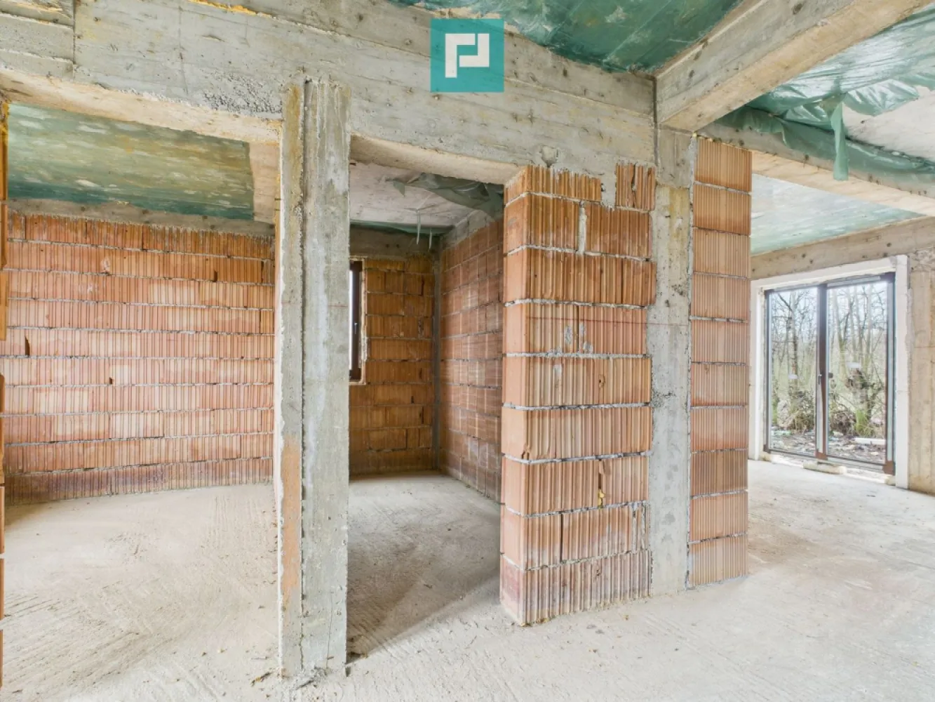 Duplex confortabil și retras în Chisoda - Duplex solid, izolat fonic, liniște profundă și intimitate

 Acest duplex solid, construit cu grijă pentru confortul tău viitor, este locul unde liniștea nu e un compromis, ci o promisiune.

 Datorită izolației duble față de peretele vecinului, te bucuri de intimitate reală și liniște profundă, într-o zonă foarte retrasă, ferită de agitație.

 Construit ca să reziste și să te protejeze:

 Zidărie din cărămidă, cu izolație completă
 
 Pereți interiori din cărămidă cu vată bazaltică pentru confort termic excelent și izolare fonică superioară

 Ferestre Salamander tripan, pentru lumină naturală din plin și eficiență energetică

 Ușă metalică la intrare și uși interioare din MDF, elegante și rezistente

 Acoperiș din țiglă de beton, solid, durabil, gândit pentru zeci de ani

 Ce îl face cu adevărat special:

 Dublu izolat față de peretele vecinului – rar și extrem de valoros

 Liniște profundă, ideală pentru odihnă, lucru de acasă sau viață de familie

 Zonă foarte retrasă, unde te poți deconecta cu adevărat

 Este genul de loc în care: diminețile sunt calme, serile sunt tăcute, iar „acasă” chiar înseamnă siguranță și confort

 Dacă simți că asta cauți — un spațiu solid, bine gândit, unde liniștea e la ea acasă — te invit să mă contactezi pentru mai multe detalii.

 Consultant imobiliar : Laurentiu Caraman

 Telefon : 0721824896

 Email : laurentiu.caraman@propertylab.ro

 CP2875888