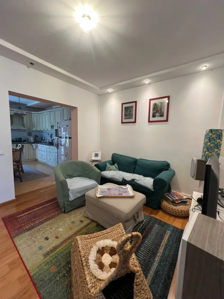 Apartament spațios la vilă, zona Parcul Sub Arini – Parter – Curte proprie - Îți propunem spre vânzare un apartament deosebit, situat la parterul unei vile elegante, într-una dintre cele mai căutate zone din Sibiu – Parcul Sub Arini. &nbsp;Suprafață și compartimentare:4 dormitoare generoase, luminoase și bine proportionateliving confortabil (~13 mp)bucătărie modernă, mobilată și utilată (12,35 mp) cu acces direct pe terasa din spatebaie spațioasă cu geam pentru aerisire (7,2 mp)dressing practic (4 mp)hol larg și primitor (~12 mp)spațiu de depozitare (5,2 mp), cu posibilitate de amenajare a unei a doua băi&nbsp;Curte proprie:în față: loc de parcare pe curte pavataîn spate: curte privatătotal curte proprie de 67 mp, ideală pentru relaxare&nbsp;Dotări și finisaje:centrală termică proprie, spațiu tehnic separatecalorifere, parchet, gresie și faianțătâmplărie PVC cu geam termopan și rulouri exterioarecasă izolată termic pentru confort sporit&nbsp;Localizare premium: zona Parcului Sub Arini, una dintre cele mai liniștite și verzi zone din Sibiu, cu acces rapid către centru, școli, grădinițe, zone comerciale și spații de recreere.&nbsp;&nbsp;Apartamentul este ideal pentru o familie care își dorește confort, intimitate și un stil de viață aproape de natură, dar și de centrul orașului.