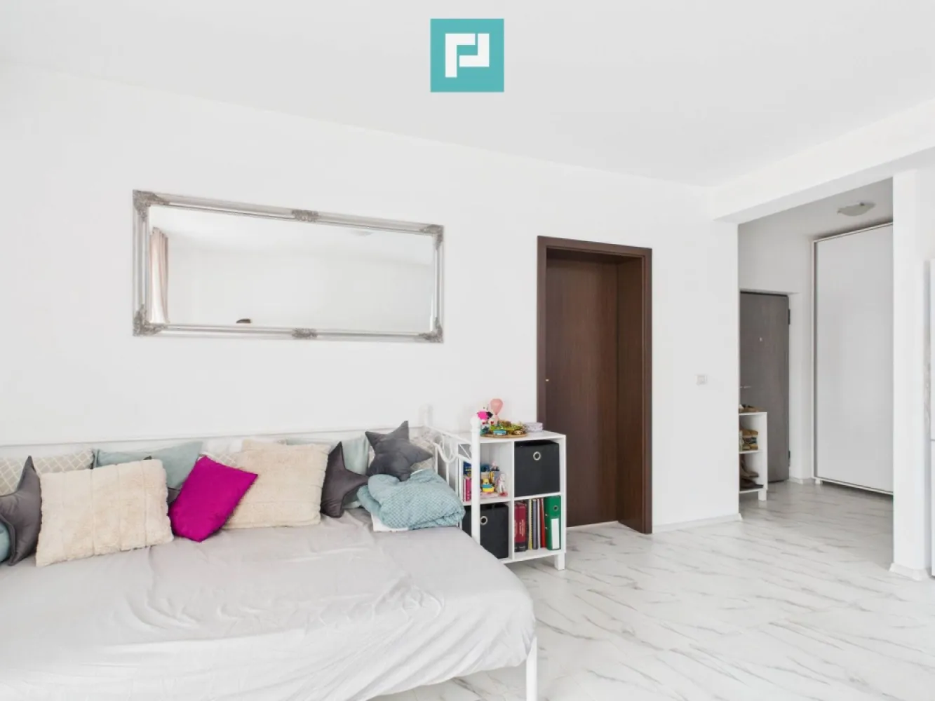 Apartament 2 camere complet mobilat in Chișoda - Un apartament care produce valoare, nu doar chirie – investiție premium în Chișoda.

 Acest apartament de 2 camere, 47 mp, situat în inima Chișodei, lângă restaurantul Cuina, este genul de loc care îmbină stilul, confortul și randamentul.

 Complet mobilat și utilat lux, este pregătit pentru închiriere imediată — fără costuri suplimentare, fără timp pierdut, fără compromisuri.

Locație excelentă, aproape de restaurante, magazine, mijloace de transport și puncte de interes

 Zonă în plină dezvoltare, cu cerere constantă pentru chirii

 Randament bun pentru închiriere pe termen lung sau regim hotelier

 Aspect premium, care atrage chiriași de calitate

 Balcon de 3 mp – un plus de valoare la închiriere

 Încălzire în pardoseală + aer condiționat – costuri eficiente și confort

 Baie cu cadă – detaliu apreciat de chiriași

 Pod pe toată suprafața apartamentului – spațiu extra ce diferențiază proprietatea

 Parcare privata cu poarta automata si loc de parcare inclus in CF .

 Etaj 2 din 2 – liniște, intimitate și lumină naturală

 Este tipul de proprietate care se închiriază ușor, se apreciază în timp și îți păstrează capitalul în siguranță.

 Consultant imobiliar : Laurentiu Caraman

 Telefon : 0721824896

 Email : laurentiu.caraman@propertylab.ro

 CP2875492