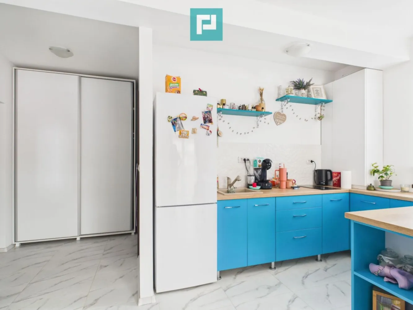 Apartament 2 camere complet mobilat in Chișoda - Un apartament care produce valoare, nu doar chirie – investiție premium în Chișoda.

 Acest apartament de 2 camere, 47 mp, situat în inima Chișodei, lângă restaurantul Cuina, este genul de loc care îmbină stilul, confortul și randamentul.

 Complet mobilat și utilat lux, este pregătit pentru închiriere imediată — fără costuri suplimentare, fără timp pierdut, fără compromisuri.

Locație excelentă, aproape de restaurante, magazine, mijloace de transport și puncte de interes

 Zonă în plină dezvoltare, cu cerere constantă pentru chirii

 Randament bun pentru închiriere pe termen lung sau regim hotelier

 Aspect premium, care atrage chiriași de calitate

 Balcon de 3 mp – un plus de valoare la închiriere

 Încălzire în pardoseală + aer condiționat – costuri eficiente și confort

 Baie cu cadă – detaliu apreciat de chiriași

 Pod pe toată suprafața apartamentului – spațiu extra ce diferențiază proprietatea

 Parcare privata cu poarta automata si loc de parcare inclus in CF .

 Etaj 2 din 2 – liniște, intimitate și lumină naturală

 Este tipul de proprietate care se închiriază ușor, se apreciază în timp și îți păstrează capitalul în siguranță.

 Consultant imobiliar : Laurentiu Caraman

 Telefon : 0721824896

 Email : laurentiu.caraman@propertylab.ro

 CP2875492