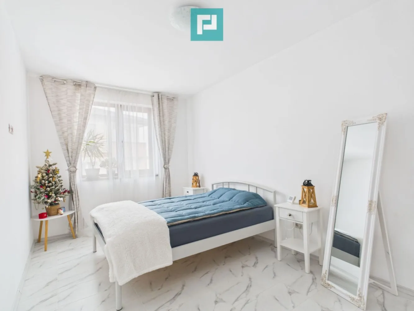 Apartament 2 camere complet mobilat in Chișoda - Un apartament care produce valoare, nu doar chirie – investiție premium în Chișoda.

 Acest apartament de 2 camere, 47 mp, situat în inima Chișodei, lângă restaurantul Cuina, este genul de loc care îmbină stilul, confortul și randamentul.

 Complet mobilat și utilat lux, este pregătit pentru închiriere imediată — fără costuri suplimentare, fără timp pierdut, fără compromisuri.

Locație excelentă, aproape de restaurante, magazine, mijloace de transport și puncte de interes

 Zonă în plină dezvoltare, cu cerere constantă pentru chirii

 Randament bun pentru închiriere pe termen lung sau regim hotelier

 Aspect premium, care atrage chiriași de calitate

 Balcon de 3 mp – un plus de valoare la închiriere

 Încălzire în pardoseală + aer condiționat – costuri eficiente și confort

 Baie cu cadă – detaliu apreciat de chiriași

 Pod pe toată suprafața apartamentului – spațiu extra ce diferențiază proprietatea

 Parcare privata cu poarta automata si loc de parcare inclus in CF .

 Etaj 2 din 2 – liniște, intimitate și lumină naturală

 Este tipul de proprietate care se închiriază ușor, se apreciază în timp și îți păstrează capitalul în siguranță.

 Consultant imobiliar : Laurentiu Caraman

 Telefon : 0721824896

 Email : laurentiu.caraman@propertylab.ro

 CP2875492