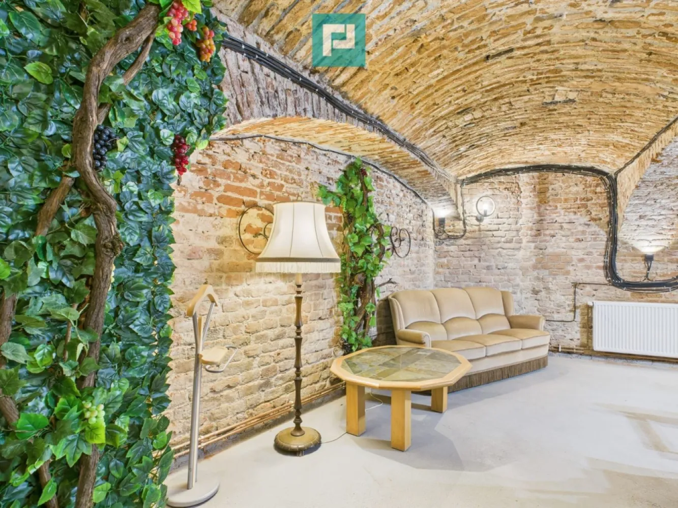 Eleganță subterană - pivniță exclusivistă Arad - De închiriat – Pivniță unicat arhitectural| Spațiu premium | Zona centrală – Arad
Vă propun spre închiriere un spațiu cu adevărat special, o pivniță unicat, situată în zona centrală a Aradului, cu o suprafață utilă de 162 mp, ideală pentru activități care necesită un cadru diferit, elegant și impresionant!
Caracteristici principale:

Pivniță spectaculoasă cu bolte din cărămidă
Suprafață utilă: 162 mp
Zonă centrală
Spațiu modern, spațios și deosebit
Scări granit cu iluminare led
Finisaje premium
Centrală proprie
2 băi
2 ieșiri (funcționalitate și siguranță)
Compartimentare versatilă
Supraveghere video

Pretabil pentru:

Activități cu risc scăzut (cele mai potrivite)
Depozitare, depozit pentru:
vinuri, băuturi alcoolice (fără degustare publică)
produse nealimentare
arhivă documente
materiale promoționale
fără acces public, fără activitate comercială directă
spațiu privat / hobby
cramă personală
spațiu de colecție
atelier de creație (artă, sculptură, restaurare)
studio foto/video (fără public)
birou / activitate administrativă
birou individual
sediu firmă fără public
activitate intelectuală (consultant, IT, contabilitate)
cu personal redus (1–3 persoane)
producție artizanală mică
maturare vin, brânzeturi
producție artizanală fără foc deschis
ambalare / etichetare
spațiu de degustare PRIVAT
degustări ocazionale
evenimente nepublice, pe bază de invitație
depozit premium
showroom (diverse concepte)
cramă / wine bar privat
club privat pe bază de invitații

Orice activitate care necesită un spațiu atipic, cu personalitate și impact vizual!
Atmosfera sa aparte, combinația dintre elementele arhitecturale și finisajele moderne transformă această pivniță, într-o alegere excelentă pentru proiecte care ies din tipare!
Disponibil imediat acest refugiu urban de lux - pivniță premium în centrul Aradului!

Pentru detalii suplimentare și programarea unei vizionări asistate, nu ezitați să mă contactați!
Jeanina Câmpan - consultant imobiliar Propertylab
Telefon: 0760672985
Email: jeanina.campan@propertylab.ro

Eleganță subterană - pivniță exclusivistă Arad CP2872702
