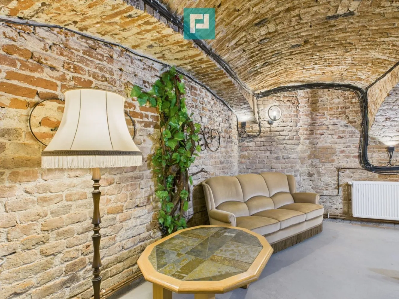 Eleganță subterană - pivniță exclusivistă Arad - De închiriat – Pivniță unicat arhitectural| Spațiu premium | Zona centrală – Arad
Vă propun spre închiriere un spațiu cu adevărat special, o pivniță unicat, situată în zona centrală a Aradului, cu o suprafață utilă de 162 mp, ideală pentru activități care necesită un cadru diferit, elegant și impresionant!
Caracteristici principale:

Pivniță spectaculoasă cu bolte din cărămidă
Suprafață utilă: 162 mp
Zonă centrală
Spațiu modern, spațios și deosebit
Scări granit cu iluminare led
Finisaje premium
Centrală proprie
2 băi
2 ieșiri (funcționalitate și siguranță)
Compartimentare versatilă
Supraveghere video

Pretabil pentru:

Activități cu risc scăzut (cele mai potrivite)
Depozitare, depozit pentru:
vinuri, băuturi alcoolice (fără degustare publică)
produse nealimentare
arhivă documente
materiale promoționale
fără acces public, fără activitate comercială directă
spațiu privat / hobby
cramă personală
spațiu de colecție
atelier de creație (artă, sculptură, restaurare)
studio foto/video (fără public)
birou / activitate administrativă
birou individual
sediu firmă fără public
activitate intelectuală (consultant, IT, contabilitate)
cu personal redus (1–3 persoane)
producție artizanală mică
maturare vin, brânzeturi
producție artizanală fără foc deschis
ambalare / etichetare
spațiu de degustare PRIVAT
degustări ocazionale
evenimente nepublice, pe bază de invitație
depozit premium
showroom (diverse concepte)
cramă / wine bar privat
club privat pe bază de invitații

Orice activitate care necesită un spațiu atipic, cu personalitate și impact vizual!
Atmosfera sa aparte, combinația dintre elementele arhitecturale și finisajele moderne transformă această pivniță, într-o alegere excelentă pentru proiecte care ies din tipare!
Disponibil imediat acest refugiu urban de lux - pivniță premium în centrul Aradului!

Pentru detalii suplimentare și programarea unei vizionări asistate, nu ezitați să mă contactați!
Jeanina Câmpan - consultant imobiliar Propertylab
Telefon: 0760672985
Email: jeanina.campan@propertylab.ro

Eleganță subterană - pivniță exclusivistă Arad CP2872702