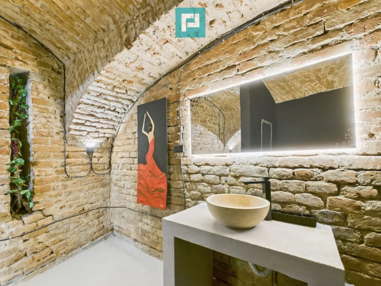 Eleganță subterană - pivniță exclusivistă Arad - De închiriat – Pivniță unicat arhitectural| Spațiu premium | Zona centrală – Arad
Vă propun spre închiriere un spațiu cu adevărat special, o pivniță unicat, situată în zona centrală a Aradului, cu o suprafață utilă de 162 mp, ideală pentru activități care necesită un cadru diferit, elegant și impresionant!
Caracteristici principale:

Pivniță spectaculoasă cu bolte din cărămidă
Suprafață utilă: 162 mp
Zonă centrală
Spațiu modern, spațios și deosebit
Scări granit cu iluminare led
Finisaje premium
Centrală proprie
2 băi
2 ieșiri (funcționalitate și siguranță)
Compartimentare versatilă
Supraveghere video

Pretabil pentru:

Activități cu risc scăzut (cele mai potrivite)
Depozitare, depozit pentru:
vinuri, băuturi alcoolice (fără degustare publică)
produse nealimentare
arhivă documente
materiale promoționale
fără acces public, fără activitate comercială directă
spațiu privat / hobby
cramă personală
spațiu de colecție
atelier de creație (artă, sculptură, restaurare)
studio foto/video (fără public)
birou / activitate administrativă
birou individual
sediu firmă fără public
activitate intelectuală (consultant, IT, contabilitate)
cu personal redus (1–3 persoane)
producție artizanală mică
maturare vin, brânzeturi
producție artizanală fără foc deschis
ambalare / etichetare
spațiu de degustare PRIVAT
degustări ocazionale
evenimente nepublice, pe bază de invitație
depozit premium
showroom (diverse concepte)
cramă / wine bar privat
club privat pe bază de invitații

Orice activitate care necesită un spațiu atipic, cu personalitate și impact vizual!
Atmosfera sa aparte, combinația dintre elementele arhitecturale și finisajele moderne transformă această pivniță, într-o alegere excelentă pentru proiecte care ies din tipare!
Disponibil imediat acest refugiu urban de lux - pivniță premium în centrul Aradului!

Pentru detalii suplimentare și programarea unei vizionări asistate, nu ezitați să mă contactați!
Jeanina Câmpan - consultant imobiliar Propertylab
Telefon: 0760672985
Email: jeanina.campan@propertylab.ro

Eleganță subterană - pivniță exclusivistă Arad CP2872702