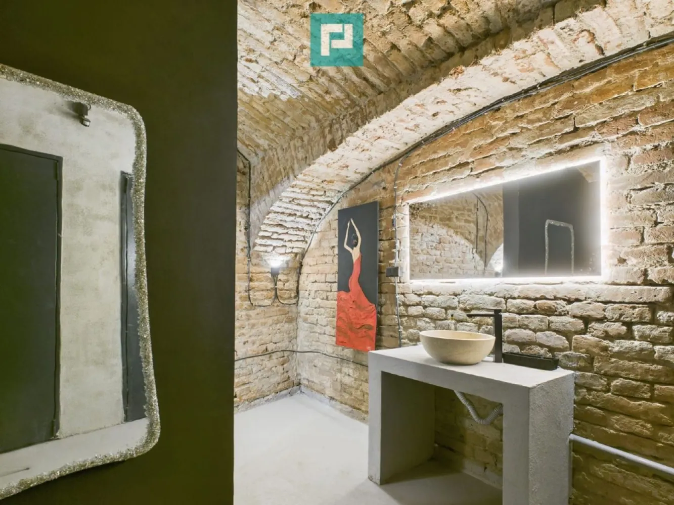 Eleganță subterană - pivniță exclusivistă Arad - De închiriat – Pivniță unicat arhitectural| Spațiu premium | Zona centrală – Arad
Vă propun spre închiriere un spațiu cu adevărat special, o pivniță unicat, situată în zona centrală a Aradului, cu o suprafață utilă de 162 mp, ideală pentru activități care necesită un cadru diferit, elegant și impresionant!
Caracteristici principale:

Pivniță spectaculoasă cu bolte din cărămidă
Suprafață utilă: 162 mp
Zonă centrală
Spațiu modern, spațios și deosebit
Scări granit cu iluminare led
Finisaje premium
Centrală proprie
2 băi
2 ieșiri (funcționalitate și siguranță)
Compartimentare versatilă
Supraveghere video

Pretabil pentru:

Activități cu risc scăzut (cele mai potrivite)
Depozitare, depozit pentru:
vinuri, băuturi alcoolice (fără degustare publică)
produse nealimentare
arhivă documente
materiale promoționale
fără acces public, fără activitate comercială directă
spațiu privat / hobby
cramă personală
spațiu de colecție
atelier de creație (artă, sculptură, restaurare)
studio foto/video (fără public)
birou / activitate administrativă
birou individual
sediu firmă fără public
activitate intelectuală (consultant, IT, contabilitate)
cu personal redus (1–3 persoane)
producție artizanală mică
maturare vin, brânzeturi
producție artizanală fără foc deschis
ambalare / etichetare
spațiu de degustare PRIVAT
degustări ocazionale
evenimente nepublice, pe bază de invitație
depozit premium
showroom (diverse concepte)
cramă / wine bar privat
club privat pe bază de invitații

Orice activitate care necesită un spațiu atipic, cu personalitate și impact vizual!
Atmosfera sa aparte, combinația dintre elementele arhitecturale și finisajele moderne transformă această pivniță, într-o alegere excelentă pentru proiecte care ies din tipare!
Disponibil imediat acest refugiu urban de lux - pivniță premium în centrul Aradului!

Pentru detalii suplimentare și programarea unei vizionări asistate, nu ezitați să mă contactați!
Jeanina Câmpan - consultant imobiliar Propertylab
Telefon: 0760672985
Email: jeanina.campan@propertylab.ro

Eleganță subterană - pivniță exclusivistă Arad CP2872702