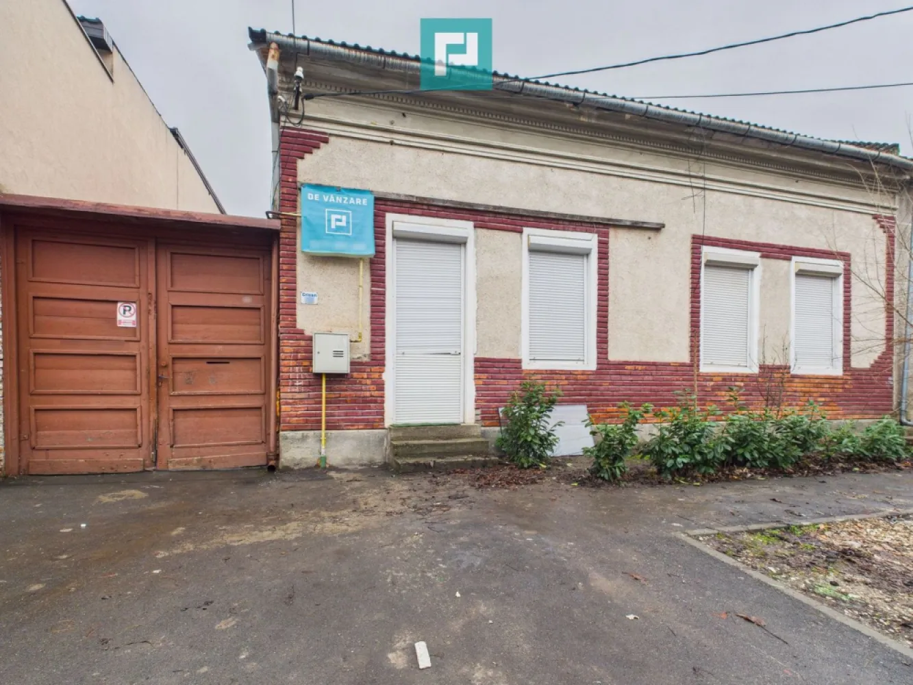 Casă+teren 661 mp în Mehala oportunitate excelentă - Casă 115 mp la stradă + teren 661 mp în Mehala, una dintre cele mai căutate zone din Timișoara.

 În Mehala, una dintre cele mai iubite și căutate zone din Timișoara, se află o proprietate cu potențial excelent pentru reconversie rezidențială, clinică medicală, cabinete, after school birouri sau investiție .

 Casa principală, situată la stradă și trecută în CF, are 115 mp pe parter, compartimentată în 3 camere (două dintre ele de 25 mp, orientate spre stradă), baie și bucătărie.
 
 Imobilul necesită renovare, oferind libertatea de a fi personalizat complet - fie ca locuință modernă, fie ca spațiu comercial atractiv.

 Locație premium în zona Mehala/Cetății, cu acces facil către punctele de interes

 Suprafață generoasă de teren (661 mp) într-o zonă cu densitate ridicată

 Versatilitate mare datorită numeroaselor anexe ce însumează o suprafață utilă considerabilă

Teren total: 661 mp intravilan, împărțit astfel:

 521 mp curte - ideală pentru parcări, terase, extinderi

 140 mp grădină - spațiu verde, relaxare sau amenajare recreativă

 În curte există 4 anexe trecute în CF, însă fără acte, cu suprafețele:

 95,4 mp
 42,5 mp
 19,1 mp
 98,3 mp

 Acestea pot fi folosite ca depozit, birouri, ateliere, spații auxiliare sau demolate, pentru a valorifica terenul și a crea un proiect nou.

 Zonă premium
 Vizibilitate bună pentru activități comerciale
 Teren generos
 Potențial mare de dezvoltare
 Ideal pentru investitori sau antreprenori

 Consultant imobiliar : Laurentiu Caraman

 Telefon : 0721824896

 Email : laurentiu.caraman@propertylab.ro

CP2872640