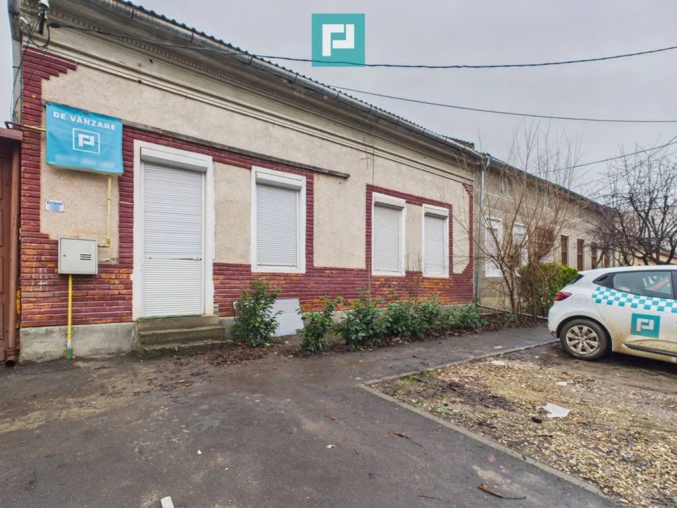Casă+teren 661 mp în Mehala oportunitate excelentă - Casă 115 mp la stradă + teren 661 mp în Mehala, una dintre cele mai căutate zone din Timișoara.

 În Mehala, una dintre cele mai iubite și căutate zone din Timișoara, se află o proprietate cu potențial excelent pentru reconversie rezidențială, clinică medicală, cabinete, after school birouri sau investiție .

 Casa principală, situată la stradă și trecută în CF, are 115 mp pe parter, compartimentată în 3 camere (două dintre ele de 25 mp, orientate spre stradă), baie și bucătărie.
 
 Imobilul necesită renovare, oferind libertatea de a fi personalizat complet - fie ca locuință modernă, fie ca spațiu comercial atractiv.

 Locație premium în zona Mehala/Cetății, cu acces facil către punctele de interes

 Suprafață generoasă de teren (661 mp) într-o zonă cu densitate ridicată

 Versatilitate mare datorită numeroaselor anexe ce însumează o suprafață utilă considerabilă

Teren total: 661 mp intravilan, împărțit astfel:

 521 mp curte - ideală pentru parcări, terase, extinderi

 140 mp grădină - spațiu verde, relaxare sau amenajare recreativă

 În curte există 4 anexe trecute în CF, însă fără acte, cu suprafețele:

 95,4 mp
 42,5 mp
 19,1 mp
 98,3 mp

 Acestea pot fi folosite ca depozit, birouri, ateliere, spații auxiliare sau demolate, pentru a valorifica terenul și a crea un proiect nou.

 Zonă premium
 Vizibilitate bună pentru activități comerciale
 Teren generos
 Potențial mare de dezvoltare
 Ideal pentru investitori sau antreprenori

 Consultant imobiliar : Laurentiu Caraman

 Telefon : 0721824896

 Email : laurentiu.caraman@propertylab.ro

CP2872640