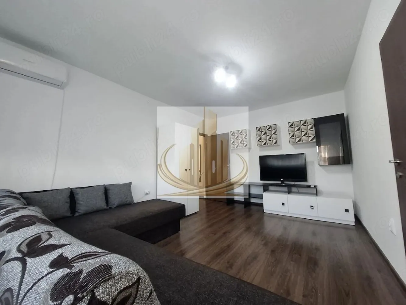 Ap 2 cam Renovat | Zonă Dacia | Iulius Town | Ideal pentru Investitie - Echipa Grand Mobilis Imobiliare vă propune spre vânzare un apartament cu 2 camere, cu o suprafață utilă de 40 mp, situat la etajul 3 din 4 al unui imobil amplasat în zona Dacia, una dintre cele mai apreciate și bine cotate zone rezidențiale din Timișoara, la doar câteva minute de mers pe jos de Iulius Town.

Unul dintre cele mai importante atuuri ale acestei proprietăți este poziționarea excelentă. Apartamentele disponibile în această zonă, aflate într-o stare atât de bună și la un preț competitiv, apar foarte rar pe piață. Proprietatea este ideală atât pentru locuire, cât și pentru investiție, datorită cererii ridicate pentru închiriere și accesului rapid către toate punctele de interes ale orașului.

În imediata apropiere regăsim Iulius Town, supermarketuri precum Kaufland, Lidl și Profi, restaurante, cafenele, farmacii, săli de fitness, parcuri și zone verzi, bazine de înot, școli, grădinițe și licee, precum și stații ale mijloacelor de transport în comun. Totodată, accesul către centrul orașului, zona de birouri, principalele artere de circulație și alte puncte de interes este rapid și facil.

Apartamentul a fost renovat integral în anul 2017, folosindu-se materiale de calitate, mobilier nou și finisaje atent alese. Amenajarea modernă, cromatica echilibrată și atenția acordată fiecărui detaliu creează un ambient elegant și primitor, astfel încât viitorul proprietar se poate muta imediat, fără a mai fi necesare investiții suplimentare.

Locuința se vinde complet mobilată și utilată, exact cum se prezintă în fotografii, fiind pregătită atât pentru mutare imediată, cât și pentru a fi oferită direct spre închiriere.

Un alt avantaj important îl reprezintă confortul termic și costurile reduse de întreținere. Apartamentul este poziționat la mijlocul blocului, având un singur perete exterior, aspect ce contribuie la menținerea unei temperaturi constante și la un consum redus de energie. Încălzirea este realizată prin sistemul de termoficare al orașului, prin intermediul unei instalații sanitare schimbate integral, iar pentru cei care își doresc independență energetică există posibilitatea montării unei centrale termice proprii, gazul fiind disponibil pe casa scării, cu instalația pregătită pentru racordare.

Printre dotările proprietății se numără ferestre cu tâmplărie PVC și geam termopan, rulouri exterioare, ușă metalică și aparat de aer condiționat, toate contribuind la confortul și siguranța viitorilor proprietari.

Datorită amplasării premium, renovării complete, faptului că se vinde complet mobilat și utilat și potențialului ridicat de închiriere din zonă, această proprietate reprezintă o oportunitate excelentă atât pentru un cuplu sau o familie, cât și pentru investitorii care își doresc un randament foarte bun într-una dintre cele mai căutate zone ale Timișoarei.

Pentru mai multe informații și programarea unei vizionări, vă invităm să contactați echipa Grand Mobilis Imobiliare! 
ID Inrern: CP3189988