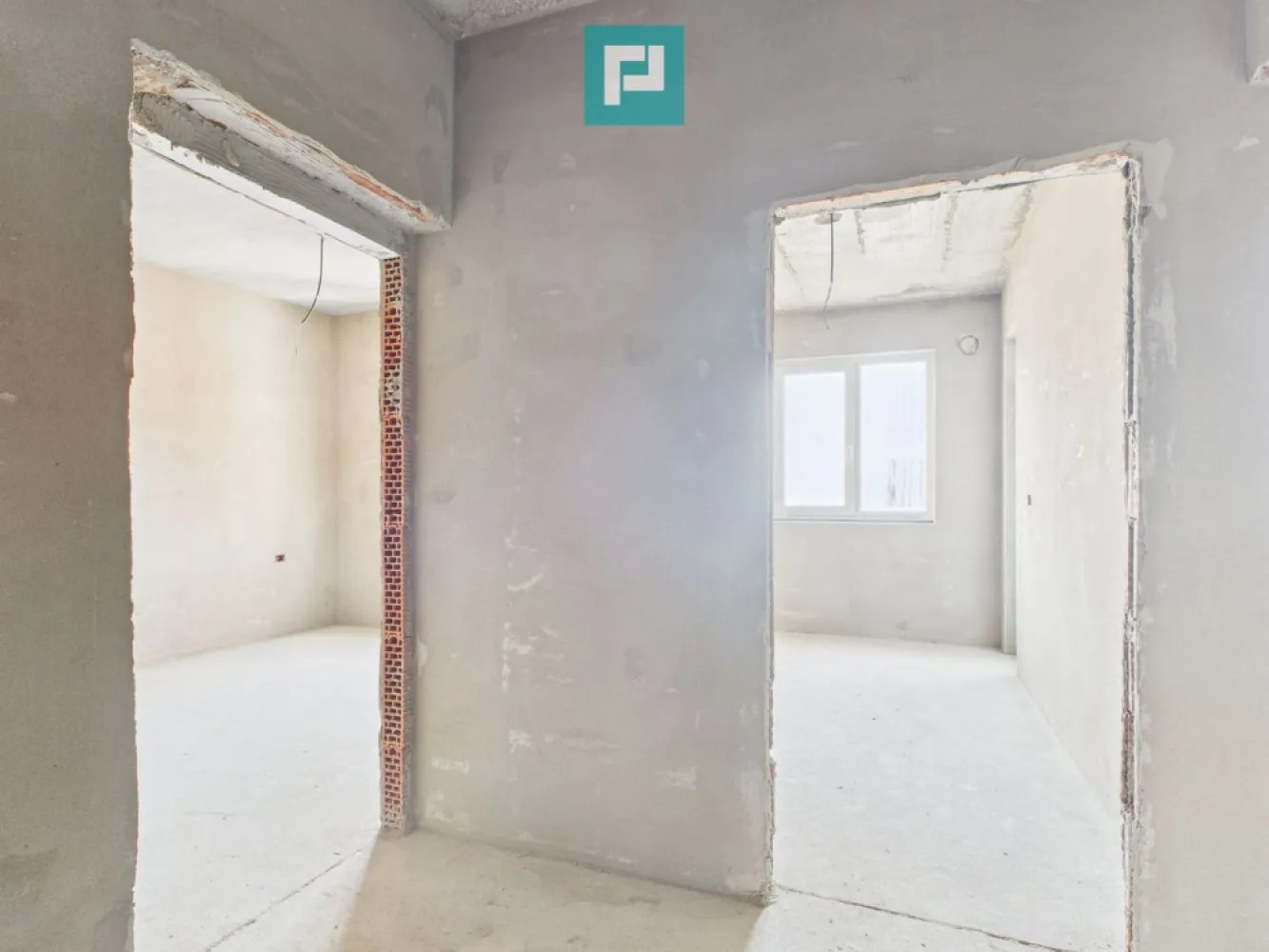 Apartament 2 camere 55,5 mp la gri – Giroc - Apartament 2 camere la gri – Giroc | Finalizare iunie 2026

 Îți prezentăm oportunitatea de a-ți crea acasă exact așa cum visezi, fără compromisuri, într-una dintre cele mai primitoare comune din apropierea Timișoarei – Giroc, un loc unde liniștea, natura și accesul rapid la oraș se îmbină armonios. Zonă ideală pentru familii, cu școli bune, facilități moderne și aer curat.

 Apartamentul este la gri, cu finalizare estimată în iunie 2026, oferindu-ți libertatea totală de personalizare.

 Detalii proprietate:

 Suprafață utilă: 55.5 mp

 Compartimentare: decomandat

 2 camere

 Etaj intermediar

 Bloc intim, cu doar 3 etaje

 Balcon de 5 mp, perfect pentru momente de relaxare

 Construcție și finisaje de calitate:

 Zidărie solidă din cărămidă, cu izolație completă exterior–interior

 Pereți interiori din cărămidă cu vată bazaltică – confort termic și fonic sporit

 Geamuri Salamander tripan pentru eficiență energetică și lumină naturală

 Ușă metalică la intrare și uși interioare MDF, elegante

 Acoperiș cu țiglă de beton, durabil și rezistent în timp

 Preț negociabil, în funcție de stadiul finalizării.

 Această proprietate este mai mult decât o investiție – este începutul unui stil de viață echilibrat, într-o comunitate în plină dezvoltare, cu acces rapid către Timișoara.

 Viitorul tău începe aici.

 Contactează-mă pentru vizionare sau detalii – sunt aici să te ajut să faci pasul acesta important!

 Consultant imobiliar : Laurențiu Caraman

 Telefon : 0721824896

 Email : laurențiu.caraman@propertylab.ro

 CP2858344