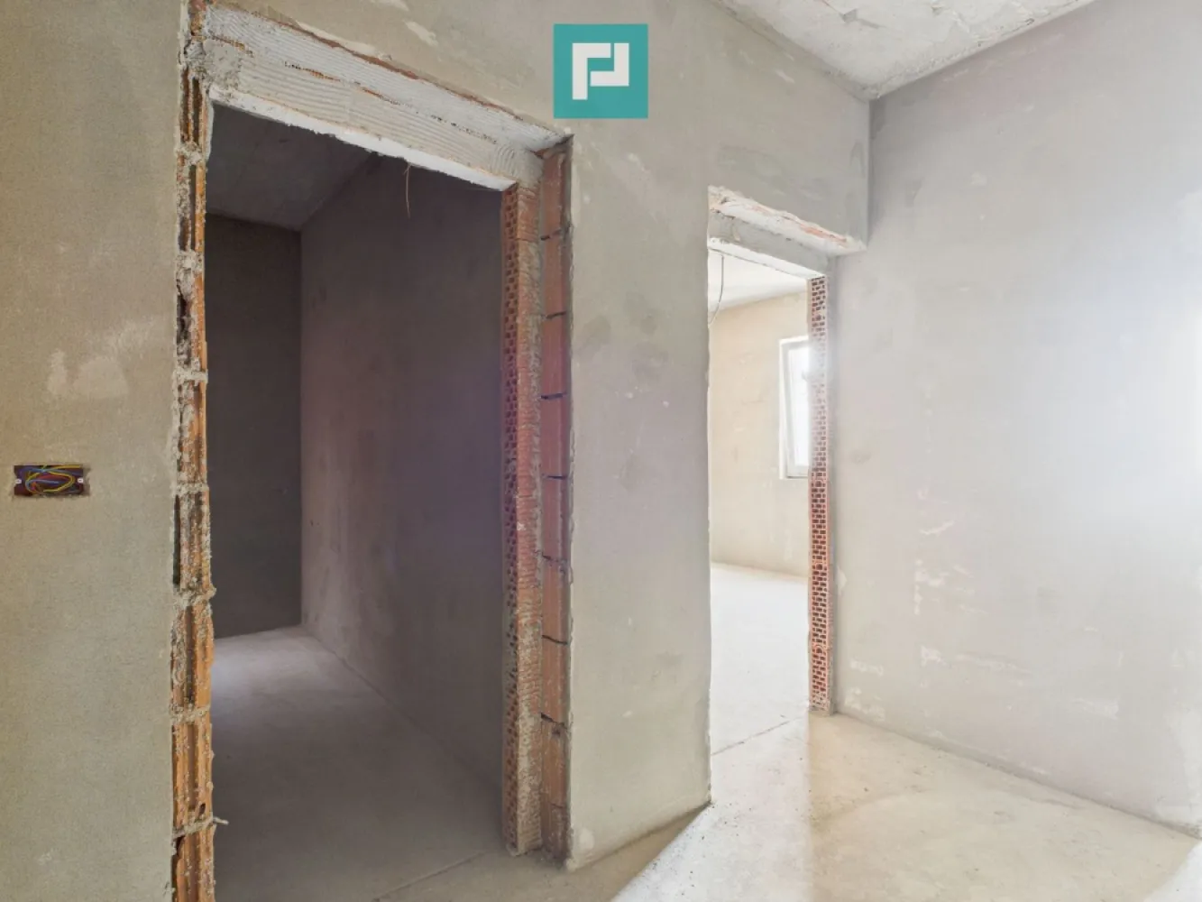 Apartament 2 camere 55,5 mp la gri – Giroc - Apartament 2 camere la gri – Giroc | Finalizare iunie 2026

 Îți prezentăm oportunitatea de a-ți crea acasă exact așa cum visezi, fără compromisuri, într-una dintre cele mai primitoare comune din apropierea Timișoarei – Giroc, un loc unde liniștea, natura și accesul rapid la oraș se îmbină armonios. Zonă ideală pentru familii, cu școli bune, facilități moderne și aer curat.

 Apartamentul este la gri, cu finalizare estimată în iunie 2026, oferindu-ți libertatea totală de personalizare.

 Detalii proprietate:

 Suprafață utilă: 55.5 mp

 Compartimentare: decomandat

 2 camere

 Etaj intermediar

 Bloc intim, cu doar 3 etaje

 Balcon de 5 mp, perfect pentru momente de relaxare

 Construcție și finisaje de calitate:

 Zidărie solidă din cărămidă, cu izolație completă exterior–interior

 Pereți interiori din cărămidă cu vată bazaltică – confort termic și fonic sporit

 Geamuri Salamander tripan pentru eficiență energetică și lumină naturală

 Ușă metalică la intrare și uși interioare MDF, elegante

 Acoperiș cu țiglă de beton, durabil și rezistent în timp

 Preț negociabil, în funcție de stadiul finalizării.

 Această proprietate este mai mult decât o investiție – este începutul unui stil de viață echilibrat, într-o comunitate în plină dezvoltare, cu acces rapid către Timișoara.

 Viitorul tău începe aici.

 Contactează-mă pentru vizionare sau detalii – sunt aici să te ajut să faci pasul acesta important!

 Consultant imobiliar : Laurențiu Caraman

 Telefon : 0721824896

 Email : laurențiu.caraman@propertylab.ro

 CP2858344