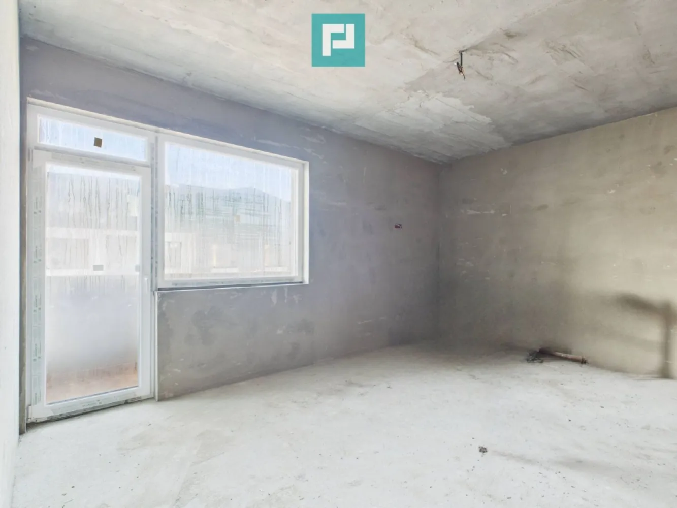 Apartament 2 camere 55,5 mp la gri – Giroc - Apartament 2 camere la gri – Giroc | Finalizare iunie 2026

 Îți prezentăm oportunitatea de a-ți crea acasă exact așa cum visezi, fără compromisuri, într-una dintre cele mai primitoare comune din apropierea Timișoarei – Giroc, un loc unde liniștea, natura și accesul rapid la oraș se îmbină armonios. Zonă ideală pentru familii, cu școli bune, facilități moderne și aer curat.

 Apartamentul este la gri, cu finalizare estimată în iunie 2026, oferindu-ți libertatea totală de personalizare.

 Detalii proprietate:

 Suprafață utilă: 55.5 mp

 Compartimentare: decomandat

 2 camere

 Etaj intermediar

 Bloc intim, cu doar 3 etaje

 Balcon de 5 mp, perfect pentru momente de relaxare

 Construcție și finisaje de calitate:

 Zidărie solidă din cărămidă, cu izolație completă exterior–interior

 Pereți interiori din cărămidă cu vată bazaltică – confort termic și fonic sporit

 Geamuri Salamander tripan pentru eficiență energetică și lumină naturală

 Ușă metalică la intrare și uși interioare MDF, elegante

 Acoperiș cu țiglă de beton, durabil și rezistent în timp

 Preț negociabil, în funcție de stadiul finalizării.

 Această proprietate este mai mult decât o investiție – este începutul unui stil de viață echilibrat, într-o comunitate în plină dezvoltare, cu acces rapid către Timișoara.

 Viitorul tău începe aici.

 Contactează-mă pentru vizionare sau detalii – sunt aici să te ajut să faci pasul acesta important!

 Consultant imobiliar : Laurențiu Caraman

 Telefon : 0721824896

 Email : laurențiu.caraman@propertylab.ro

 CP2858344