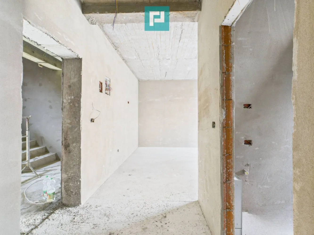 Apartament 2 camere la gri – Giroc - Apartament 2 camere la gri – Giroc | Finalizare iunie 2026

 Îți prezentăm oportunitatea de a-ți crea acasă exact așa cum visezi, fără compromisuri, într-una dintre cele mai primitoare comune din apropierea Timișoarei – Giroc, un loc unde liniștea, natura și accesul rapid la oraș se îmbină armonios. Zonă ideală pentru familii, cu școli bune, facilități moderne și aer curat.

 Apartamentul este la gri, cu finalizare estimată în iunie 2026, oferindu-ți libertatea totală de personalizare.

 Detalii proprietate:

 Suprafață utilă: 54.8 mp

 Compartimentare: decomandat

 2 camere

 Etaj intermediar

 Bloc intim, cu doar 3 etaje

 Balcon de 5 mp, perfect pentru momente de relaxare

 Construcție și finisaje de calitate:

 Zidărie solidă din cărămidă, cu izolație completă exterior–interior

 Pereți interiori din cărămidă cu vată bazaltică – confort termic și fonic sporit

 Geamuri Salamander tripan pentru eficiență energetică și lumină naturală

 Ușă metalică la intrare și uși interioare MDF, elegante

 Acoperiș cu țiglă de beton, durabil și rezistent în timp

 Preț negociabil, în funcție de stadiul finalizării.

 Această proprietate este mai mult decât o investiție – este începutul unui stil de viață echilibrat, într-o comunitate în plină dezvoltare, cu acces rapid către Timișoara.

 Contactează-mă pentru vizionare sau detalii – sunt aici să te ajut să faci pasul acesta important!

 Consultant imobiliar : Laurențiu Caraman

 Telefon : 0721824896

 Email : laurențiu.caraman@propertylab.ro

 CP2858332