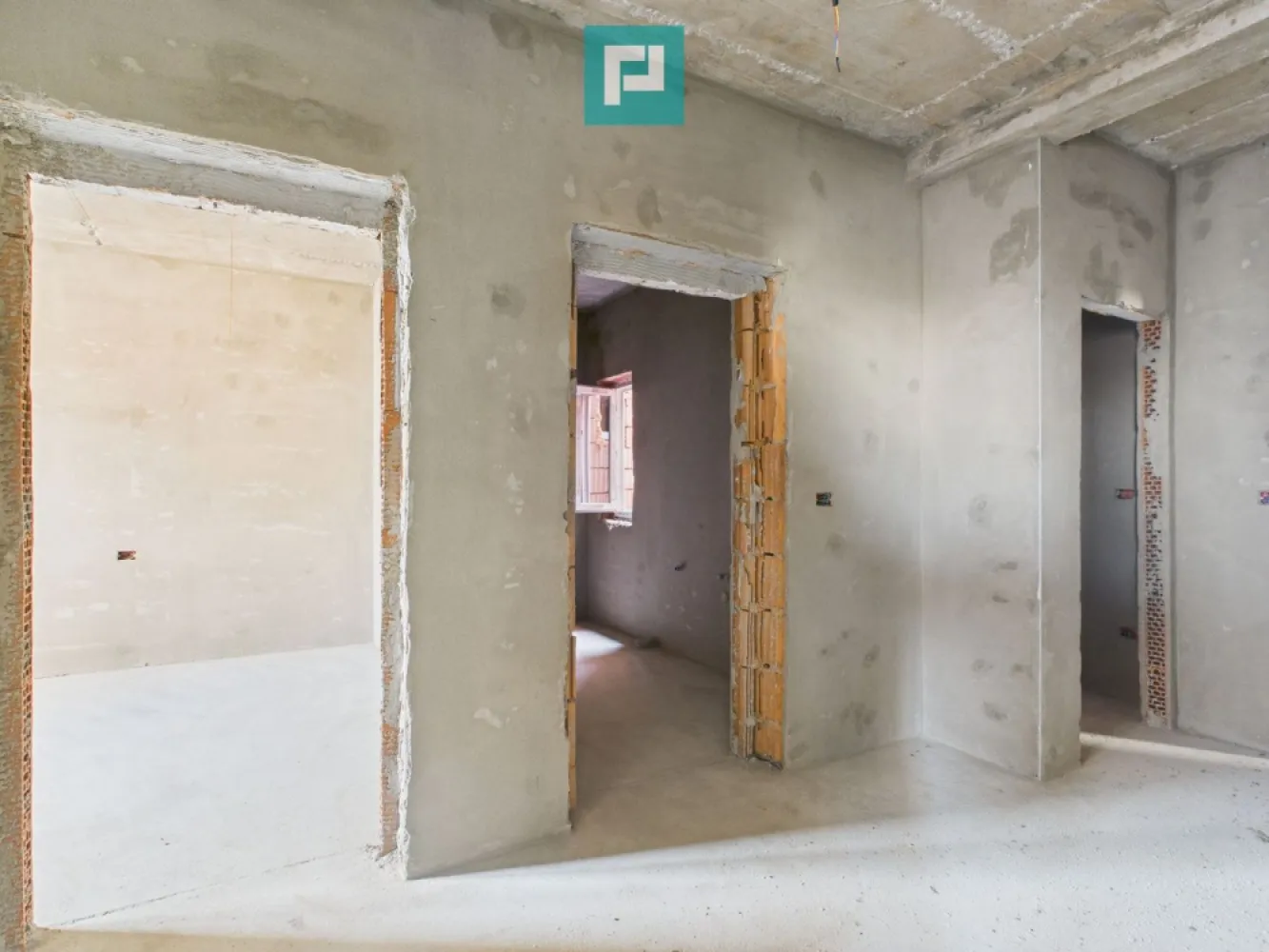 Apartament 2 camere la gri,personalizabil,Giroc - Va propun acest apartament la gri, gata de finalizare în iunie 2026, într-o comună atât de primitoare precum Giroc, aproape de Timișoara, cu școli bune și natură la doi pași. 

 E șansa ta să-l personalizezi exact cum îți dorești, fără compromisuri.

 Are 59 mp generoși, decomandat, 2 camere la etaj intermediar într-un bloc intim de doar 3 etaje, plus un balcon de 5 mp unde să te bucuri de momente liniștite cu cei dragi, e gândit pentru o viață armonioasă.
 
 Zidărie solidă din cărămidă cu izolație completă exterior-interior. 
 Pereți interiori din cărămidă cu vată bazaltică, pentru căldură iarna, răcoare vara și liniște absolută. 
 Geamuri Salamander tripan pentru eficiență energetică și lumină naturală. 
 Uși metalice rezistente la intrare și uși MDF elegante în interior. 
 Acoperiș cu țiglă de beton durabilă, rezistentă la orice caprici al vremii. 

 Prețul este negociabil, în funcție de stadiul finalizării. E o oportunitate ideală să investești într-un cămin solid, într-o comună cu acces rapid la Timișoara, școli și facilități. 
 
 E mai mult decât o investiție; e fundația unui viitor luminos. 
 
 Te invit cu căldură să mă suni sau să vii să discutăm – sunt aici să te ghidez cu răbdare în acest pas frumos!

 Contactează-mă pentru vizionare sau detalii – sunt aici să te ajut să faci pasul acesta important! 

 Consultant imobiliar : Laurențiu Caraman

 Telefon : 0721824896

 Email : laurențiu.caraman@propertylab.ro

 CP2858320
