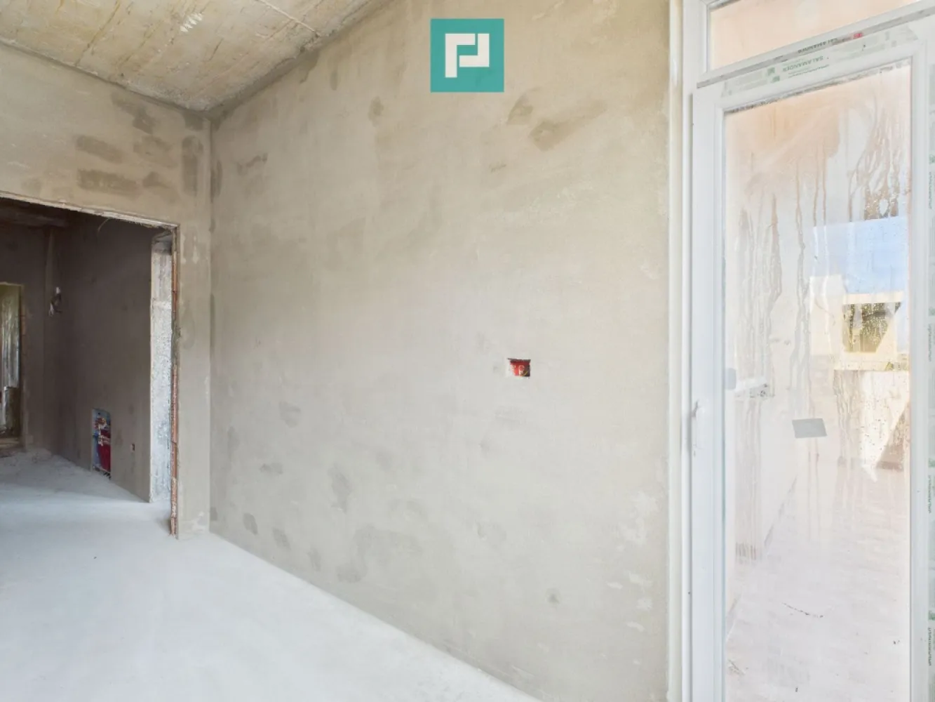 Apartament 2 camere la gri,personalizabil,Giroc - Va propun acest apartament la gri, gata de finalizare în iunie 2026, într-o comună atât de primitoare precum Giroc, aproape de Timișoara, cu școli bune și natură la doi pași. 

 E șansa ta să-l personalizezi exact cum îți dorești, fără compromisuri.

 Are 59 mp generoși, decomandat, 2 camere la etaj intermediar într-un bloc intim de doar 3 etaje, plus un balcon de 5 mp unde să te bucuri de momente liniștite cu cei dragi, e gândit pentru o viață armonioasă.
 
 Zidărie solidă din cărămidă cu izolație completă exterior-interior. 
 Pereți interiori din cărămidă cu vată bazaltică, pentru căldură iarna, răcoare vara și liniște absolută. 
 Geamuri Salamander tripan pentru eficiență energetică și lumină naturală. 
 Uși metalice rezistente la intrare și uși MDF elegante în interior. 
 Acoperiș cu țiglă de beton durabilă, rezistentă la orice caprici al vremii. 

 Prețul este negociabil, în funcție de stadiul finalizării. E o oportunitate ideală să investești într-un cămin solid, într-o comună cu acces rapid la Timișoara, școli și facilități. 
 
 E mai mult decât o investiție; e fundația unui viitor luminos. 
 
 Te invit cu căldură să mă suni sau să vii să discutăm – sunt aici să te ghidez cu răbdare în acest pas frumos!

 Contactează-mă pentru vizionare sau detalii – sunt aici să te ajut să faci pasul acesta important! 

 Consultant imobiliar : Laurențiu Caraman

 Telefon : 0721824896

 Email : laurențiu.caraman@propertylab.ro

 CP2858320