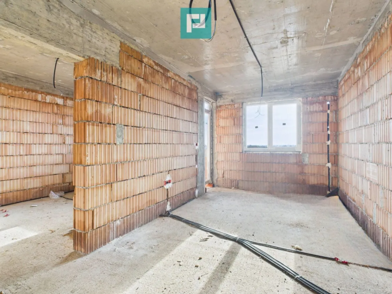 Penthouse cu terasă generoasă, în centrul Chișodei - Penthouse care îți lasă libertatea să visezi – în inima Chișodei

 Sunt locuri care nu sunt doar construcții, ci începuturi. Acest penthouse la roșu, cu termen de finalizare în iunie 2026, îți oferă șansa de a transforma un spațiu într-un cămin exact așa cum ți-l imaginezi.

 Situat la ultimul etaj al unui bloc modern cu 3 etaje, chiar în centrul comunei Chișoda, apartamentul îmbină liniștea cu accesul rapid la tot ce contează în viața de zi cu zi.

 Spațiul tău, așa cum îl vrei:

 2 camere decomandate, luminoase și bine proporționate

 52 mp utili, eficient compartimentați

 Terasă exterioară de 53 mp – un adevărat colț de libertate, perfect pentru relaxare, seri cu cei dragi sau activități în aer liber

 Balcon de 5 mp, ideal pentru micile pauze de respiro

 Construit cu grijă pentru confortul tău viitor:

 Zidărie din cărămidă, cu izolație completă

 Pereți interiori din cărămidă cu vată bazaltică, pentru liniște și confort termic

 Ferestre Salamander tripan, care aduc lumină și eficiență energetică

 Ușă metalică la intrare și uși interioare din MDF

 Acoperiș din țiglă de beton, solid și durabil în timp

 Acest penthouse nu este doar despre metri pătrați, ci despre posibilitatea de a crea un loc care să te reprezinte, într-o zonă centrală, echilibrată și bine conectată. 

 Consultant imobiliar : Laurențiu Caraman

 Telefon : 0721824896

 Email : laurențiu.caraman@propertylab.ro

 CP2858282