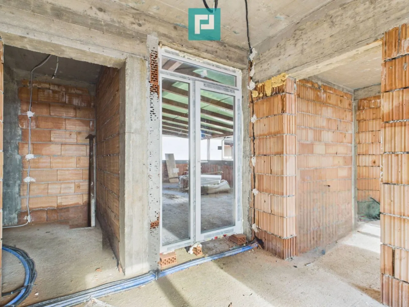 Penthouse cu terasă generoasă, în centrul Chișodei - Penthouse care îți lasă libertatea să visezi – în inima Chișodei

 Sunt locuri care nu sunt doar construcții, ci începuturi. Acest penthouse la roșu, cu termen de finalizare în iunie 2026, îți oferă șansa de a transforma un spațiu într-un cămin exact așa cum ți-l imaginezi.

 Situat la ultimul etaj al unui bloc modern cu 3 etaje, chiar în centrul comunei Chișoda, apartamentul îmbină liniștea cu accesul rapid la tot ce contează în viața de zi cu zi.

 Spațiul tău, așa cum îl vrei:

 2 camere decomandate, luminoase și bine proporționate

 52 mp utili, eficient compartimentați

 Terasă exterioară de 53 mp – un adevărat colț de libertate, perfect pentru relaxare, seri cu cei dragi sau activități în aer liber

 Balcon de 5 mp, ideal pentru micile pauze de respiro

 Construit cu grijă pentru confortul tău viitor:

 Zidărie din cărămidă, cu izolație completă

 Pereți interiori din cărămidă cu vată bazaltică, pentru liniște și confort termic

 Ferestre Salamander tripan, care aduc lumină și eficiență energetică

 Ușă metalică la intrare și uși interioare din MDF

 Acoperiș din țiglă de beton, solid și durabil în timp

 Acest penthouse nu este doar despre metri pătrați, ci despre posibilitatea de a crea un loc care să te reprezinte, într-o zonă centrală, echilibrată și bine conectată. 

 Consultant imobiliar : Laurențiu Caraman

 Telefon : 0721824896

 Email : laurențiu.caraman@propertylab.ro

 CP2858282