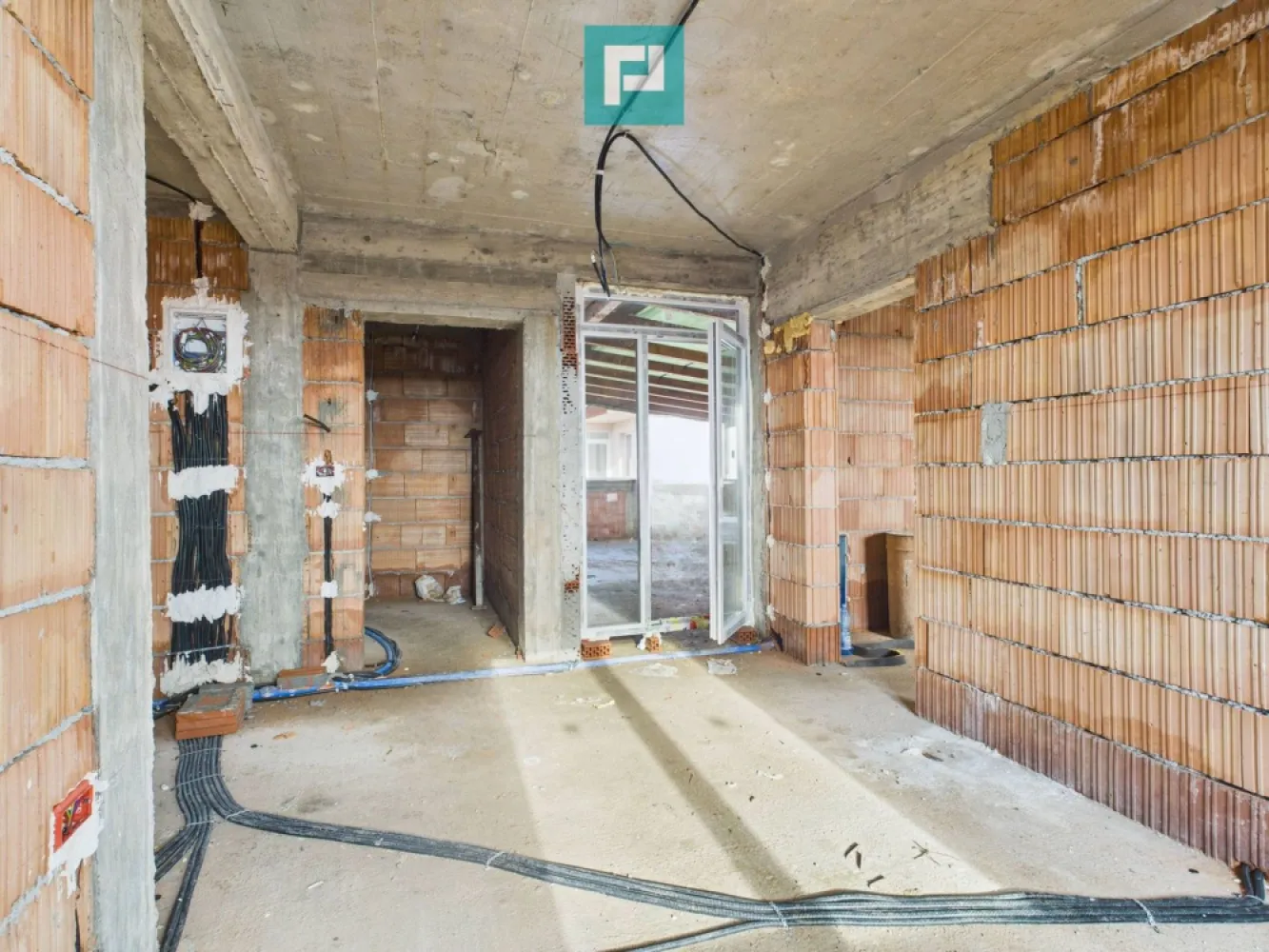 Penthouse cu terasă generoasă, în centrul Chișodei - Penthouse care îți lasă libertatea să visezi – în inima Chișodei

 Sunt locuri care nu sunt doar construcții, ci începuturi. Acest penthouse la roșu, cu termen de finalizare în iunie 2026, îți oferă șansa de a transforma un spațiu într-un cămin exact așa cum ți-l imaginezi.

 Situat la ultimul etaj al unui bloc modern cu 3 etaje, chiar în centrul comunei Chișoda, apartamentul îmbină liniștea cu accesul rapid la tot ce contează în viața de zi cu zi.

 Spațiul tău, așa cum îl vrei:

 2 camere decomandate, luminoase și bine proporționate

 52 mp utili, eficient compartimentați

 Terasă exterioară de 53 mp – un adevărat colț de libertate, perfect pentru relaxare, seri cu cei dragi sau activități în aer liber

 Balcon de 5 mp, ideal pentru micile pauze de respiro

 Construit cu grijă pentru confortul tău viitor:

 Zidărie din cărămidă, cu izolație completă

 Pereți interiori din cărămidă cu vată bazaltică, pentru liniște și confort termic

 Ferestre Salamander tripan, care aduc lumină și eficiență energetică

 Ușă metalică la intrare și uși interioare din MDF

 Acoperiș din țiglă de beton, solid și durabil în timp

 Acest penthouse nu este doar despre metri pătrați, ci despre posibilitatea de a crea un loc care să te reprezinte, într-o zonă centrală, echilibrată și bine conectată. 

 Consultant imobiliar : Laurențiu Caraman

 Telefon : 0721824896

 Email : laurențiu.caraman@propertylab.ro

 CP2858282