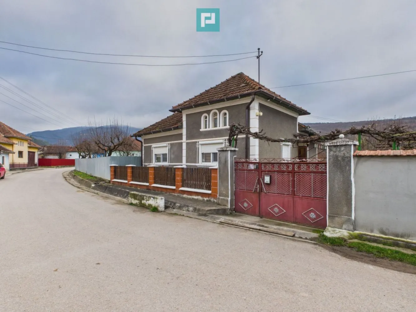 Casă in Sighiștel, la 5 km de Ștei, Muntii Apuseni - PropertyLab Oradea vă propune spre vânzare o casă îngrijită, cu teren și curte generoasă, situată în Sighiștel, pe Valea Sighiștelului, la aproximativ 5 km de Ștei.

Este o proprietate potrivită pentru cei care caută liniște, aer curat și o zonă cu farmec natural, dar fără să fie complet izolați. Casa se află la nr. 2, pe strada principală, cu acces ușor și front stradal generos de 35 m.

Zona este una cu potențial turistic foarte bun, aproape de unele dintre cele mai cunoscute atracții din Munții Apuseni: Peștera Urșilor, Vârtop, Valea Sighiștelului, Padiș, Mănăstirea Izbuc și Stâna de Vale. Este o alegere bună atât pentru locuire permanentă, cât și pentru casă de vacanță sau investiție în turism.

Casa este construită din cărămidă, are fundație solidă, pod și o structură rezistentă. A fost locuită permanent, este bine întreținută și se poate folosi imediat, cu mici modernizări după gustul viitorului proprietar.

Compartimentare:

3 camere
bucătărie
baie
cămară
3 anexe mari
garaj

Teren și curte:

teren total: 500 mp
curte mare
vie
gazon
front stradal: 35 m

Dotări și utilități:

apă
curent
internet
supraveghere video
sistem propriu de evacuare
geamuri termopan
rulouri PVC
sobe de teracotă
posibilitate de montare centrală pe lemne

Casa este răcoroasă vara și călduroasă iarna, iar atmosfera este una de gospodărie bine păstrată, cu spațiu suficient pentru familie, relaxare și activități în aer liber.

Se vinde mobilată, conform pozelor.

Este genul de proprietate potrivită pentru cine vrea o casă simplă, solidă și bine așezată, într-o zonă frumoasă din Bihor, aproape de natură și de obiective turistice importante.

Pentru detalii și programarea unei vizionări, vă stau la dispoziție.

Ramon Morar - Consultant imobiliar Property Lab.

Telefon – 0771 796 288

ramon.morar@propertylab.ro

CP 2854690