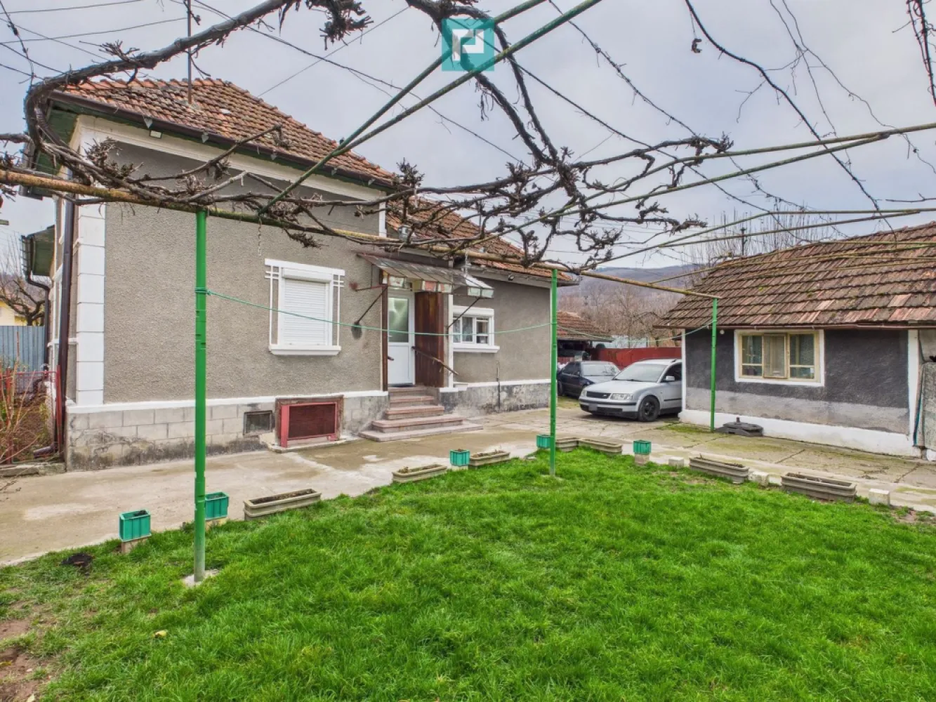 Casă in Sighiștel, la 5 km de Ștei, Muntii Apuseni - PropertyLab Oradea vă propune spre vânzare o casă îngrijită, cu teren și curte generoasă, situată în Sighiștel, pe Valea Sighiștelului, la aproximativ 5 km de Ștei.

Este o proprietate potrivită pentru cei care caută liniște, aer curat și o zonă cu farmec natural, dar fără să fie complet izolați. Casa se află la nr. 2, pe strada principală, cu acces ușor și front stradal generos de 35 m.

Zona este una cu potențial turistic foarte bun, aproape de unele dintre cele mai cunoscute atracții din Munții Apuseni: Peștera Urșilor, Vârtop, Valea Sighiștelului, Padiș, Mănăstirea Izbuc și Stâna de Vale. Este o alegere bună atât pentru locuire permanentă, cât și pentru casă de vacanță sau investiție în turism.

Casa este construită din cărămidă, are fundație solidă, pod și o structură rezistentă. A fost locuită permanent, este bine întreținută și se poate folosi imediat, cu mici modernizări după gustul viitorului proprietar.

Compartimentare:

3 camere
bucătărie
baie
cămară
3 anexe mari
garaj

Teren și curte:

teren total: 500 mp
curte mare
vie
gazon
front stradal: 35 m

Dotări și utilități:

apă
curent
internet
supraveghere video
sistem propriu de evacuare
geamuri termopan
rulouri PVC
sobe de teracotă
posibilitate de montare centrală pe lemne

Casa este răcoroasă vara și călduroasă iarna, iar atmosfera este una de gospodărie bine păstrată, cu spațiu suficient pentru familie, relaxare și activități în aer liber.

Se vinde mobilată, conform pozelor.

Este genul de proprietate potrivită pentru cine vrea o casă simplă, solidă și bine așezată, într-o zonă frumoasă din Bihor, aproape de natură și de obiective turistice importante.

Pentru detalii și programarea unei vizionări, vă stau la dispoziție.

Ramon Morar - Consultant imobiliar Property Lab.

Telefon – 0771 796 288

ramon.morar@propertylab.ro

CP 2854690