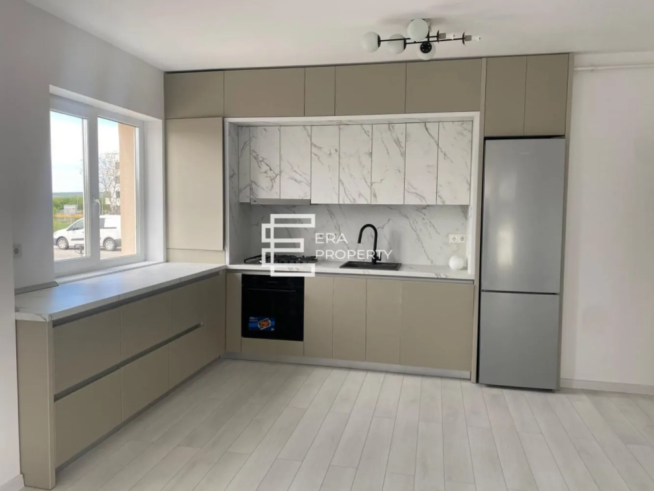 Apartament 3 camere, bloc nou, Calea Surii Mici-Zona de Vest - Apartament 3 camere, bloc nou, Calea Surii Mici-Zona de Vest 

Apartament 3 camere decomandat, situat la parterul înalt al unui imobil cu regim de înaltime P+6 Etaje+Etaj Retras.
Suprafata utila: 70.15 mp la care se aduga o logie de 13,4 mp si un balcon deschis de 6mp.
Compartimentare eficienta: camera de zi: 29.55 m², bucătărie: 14.77 m², 2 dormitoare: 12.90 m² respectiv 12,7 mp ,baie: 5 m², grup sanitar : 3.55 mp , spatiu depozitare: 1.75, logie: 13.40 mp cu acces din toate incaperile.

Caracteristici tehnice:
Structură din beton armat cu stâlpi și grinzi solide.
Pereți exteriori din cărămidă Porotherm de 30 cm, izolație termică din polistiren de 10 cm
Tâmplărie exterioară PVC Salamander cu 5 camere și 3 foi de sticlă, glafuri de aluminiu
Balcoanele sunt finalizate cu gresie și sticlă securizată
Casa scării este placată cu gresie, iluminată cu plafoniere LED cu senzori de mișcare
Ascensor silențios cu capacitate de 6 persoane

Apartamentul se predă la stadiul de ALB, inclusiv: ușă metalică anti-efracție, centrala pe gaz marca Bosch, încălzire în pardoseală, peretii finisati cu lavabila alba, instalatii termice si electrice pe pozitii, geamuri PVC 3 foi de sticla 7 camere.

Locuri de parcare: un loc de parcare inclus in pret, iar cel de-al doilea poate fi achizitionat pentru suma de 3000 Euro.
Loc de parcare subteran disponibil separat pentru 6000 euro.
Facilități ansamblu: alei pavate, trotuare, spații verzi și iluminat stradal, străzi asfaltate.
Mod de plata agreat :Se accepta plata atat prin credit bancar cat si din surse proprii. 

***Imaginile sunt cu titlu de prezentare și aparțin unui apartament similar.

Pret: 140 300 euro - la alb 
 147 700 euro - la cheie
Tel: 0772 298 572

📍 Locație excelentă – aproape de transport public, magazine, școli și zona industrială vest.

Te așteptăm să descoperi noul tău apartament!