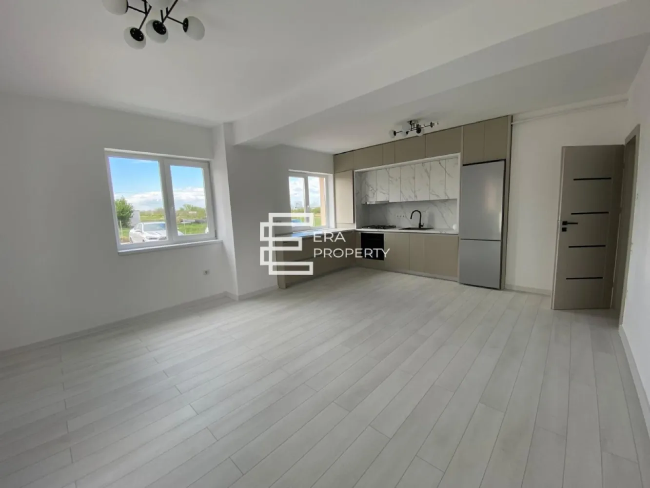 Apartament 3 camere, bloc nou, Calea Surii Mici-Zona de Vest - Apartament 3 camere, bloc nou, Calea Surii Mici-Zona de Vest 

Apartament 3 camere decomandat, situat la parterul înalt al unui imobil cu regim de înaltime P+6 Etaje+Etaj Retras.
Suprafata utila: 70.15 mp la care se aduga o logie de 13,4 mp si un balcon deschis de 6mp.
Compartimentare eficienta: camera de zi: 29.55 m², bucătărie: 14.77 m², 2 dormitoare: 12.90 m² respectiv 12,7 mp ,baie: 5 m², grup sanitar : 3.55 mp , spatiu depozitare: 1.75, logie: 13.40 mp cu acces din toate incaperile.

Caracteristici tehnice:
Structură din beton armat cu stâlpi și grinzi solide.
Pereți exteriori din cărămidă Porotherm de 30 cm, izolație termică din polistiren de 10 cm
Tâmplărie exterioară PVC Salamander cu 5 camere și 3 foi de sticlă, glafuri de aluminiu
Balcoanele sunt finalizate cu gresie și sticlă securizată
Casa scării este placată cu gresie, iluminată cu plafoniere LED cu senzori de mișcare
Ascensor silențios cu capacitate de 6 persoane

Apartamentul se predă la stadiul de ALB, inclusiv: ușă metalică anti-efracție, centrala pe gaz marca Bosch, încălzire în pardoseală, peretii finisati cu lavabila alba, instalatii termice si electrice pe pozitii, geamuri PVC 3 foi de sticla 7 camere.

Locuri de parcare: un loc de parcare inclus in pret, iar cel de-al doilea poate fi achizitionat pentru suma de 3000 Euro.
Loc de parcare subteran disponibil separat pentru 6000 euro.
Facilități ansamblu: alei pavate, trotuare, spații verzi și iluminat stradal, străzi asfaltate.
Mod de plata agreat :Se accepta plata atat prin credit bancar cat si din surse proprii. 

***Imaginile sunt cu titlu de prezentare și aparțin unui apartament similar.

Pret: 140 300 euro - la alb 
 147 700 euro - la cheie
Tel: 0772 298 572

📍 Locație excelentă – aproape de transport public, magazine, școli și zona industrială vest.

Te așteptăm să descoperi noul tău apartament!
