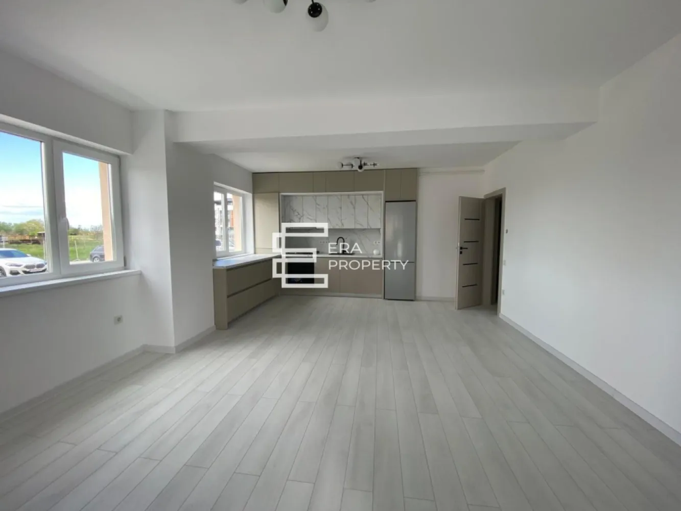 Apartament 3 camere, bloc nou, Calea Surii Mici-Zona de Vest - Apartament 3 camere, bloc nou, Calea Surii Mici-Zona de Vest 

Apartament 3 camere decomandat, situat la parterul înalt al unui imobil cu regim de înaltime P+6 Etaje+Etaj Retras.
Suprafata utila: 70.15 mp la care se aduga o logie de 13,4 mp si un balcon deschis de 6mp.
Compartimentare eficienta: camera de zi: 29.55 m², bucătărie: 14.77 m², 2 dormitoare: 12.90 m² respectiv 12,7 mp ,baie: 5 m², grup sanitar : 3.55 mp , spatiu depozitare: 1.75, logie: 13.40 mp cu acces din toate incaperile.

Caracteristici tehnice:
Structură din beton armat cu stâlpi și grinzi solide.
Pereți exteriori din cărămidă Porotherm de 30 cm, izolație termică din polistiren de 10 cm
Tâmplărie exterioară PVC Salamander cu 5 camere și 3 foi de sticlă, glafuri de aluminiu
Balcoanele sunt finalizate cu gresie și sticlă securizată
Casa scării este placată cu gresie, iluminată cu plafoniere LED cu senzori de mișcare
Ascensor silențios cu capacitate de 6 persoane

Apartamentul se predă la stadiul de ALB, inclusiv: ușă metalică anti-efracție, centrala pe gaz marca Bosch, încălzire în pardoseală, peretii finisati cu lavabila alba, instalatii termice si electrice pe pozitii, geamuri PVC 3 foi de sticla 7 camere.

Locuri de parcare: un loc de parcare inclus in pret, iar cel de-al doilea poate fi achizitionat pentru suma de 3000 Euro.
Loc de parcare subteran disponibil separat pentru 6000 euro.
Facilități ansamblu: alei pavate, trotuare, spații verzi și iluminat stradal, străzi asfaltate.
Mod de plata agreat :Se accepta plata atat prin credit bancar cat si din surse proprii. 

***Imaginile sunt cu titlu de prezentare și aparțin unui apartament similar.

Pret: 140 300 euro - la alb 
 147 700 euro - la cheie
Tel: 0772 298 572

📍 Locație excelentă – aproape de transport public, magazine, școli și zona industrială vest.

Te așteptăm să descoperi noul tău apartament!