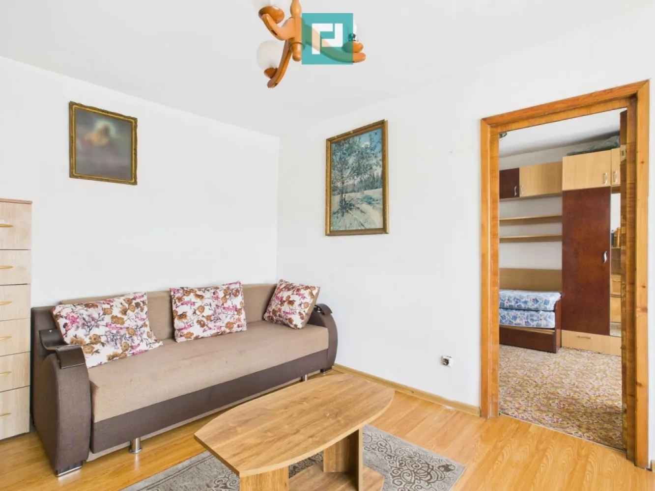 Apartament 2 camere luminos- Aleea Poiana Ruscai - Apartament cu 2 camere – luminos, primitor ideal pentru locuit sau investiție

 Acest apartament cu 2 camere, situat la etajul 4 din 5, cu o suprafață de 42 mp, este exact acel tip de spațiu: cald, luminos și eficient compartimentat.

 Balconul tip logie aduce lumină naturală pe tot parcursul zilei și oferă un colț perfect pentru cafeaua de dimineață, câteva plante sau un spațiu discret de depozitare. 
 
 Apartamentul dispune de centrală proprie. 

 Bucătăria este utilată, iar baia cu cadă completează sentimentul de confort și funcționalitate.
 
 Un mare plus este locația, care face viața de zi cu zi mai simplă:

 acces rapid la mijloace de transport în comun;

 magazine, dispensar, farmacii și Policlinica Regina Maria, toate la câțiva pași;

 Școala Gimnazială nr. 27 și Grădinița cu Program Prelungit nr. 3, ideale pentru familii sau pentru atractivitatea închirierii.

 Fie că îți dorești un cămin liniștit, fie că ești în căutarea unei investiții sigure, ușor de închiriat, acest apartament bifează toate criteriile: poziție bună, lumină naturală, costuri reduse de întreținere și o atmosferă primitoare.

 Este alegerea ideală pentru o familie care caută căldura unui cămin sau pentru oricine își dorește un apartament bine poziționat , luminos și practic.

 Consultant imobiliar : Laurentiu Caraman

 Telefon : 0721824896

 Email : laurentiu.caraman@propertylab.ro

 CP2848965