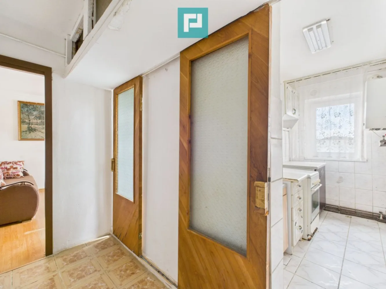 Apartament 2 camere luminos- Aleea Poiana Ruscai - Apartament cu 2 camere – luminos, primitor ideal pentru locuit sau investiție

 Acest apartament cu 2 camere, situat la etajul 4 din 5, cu o suprafață de 42 mp, este exact acel tip de spațiu: cald, luminos și eficient compartimentat.

 Balconul tip logie aduce lumină naturală pe tot parcursul zilei și oferă un colț perfect pentru cafeaua de dimineață, câteva plante sau un spațiu discret de depozitare. 
 
 Apartamentul dispune de centrală proprie. 

 Bucătăria este utilată, iar baia cu cadă completează sentimentul de confort și funcționalitate.
 
 Un mare plus este locația, care face viața de zi cu zi mai simplă:

 acces rapid la mijloace de transport în comun;

 magazine, dispensar, farmacii și Policlinica Regina Maria, toate la câțiva pași;

 Școala Gimnazială nr. 27 și Grădinița cu Program Prelungit nr. 3, ideale pentru familii sau pentru atractivitatea închirierii.

 Fie că îți dorești un cămin liniștit, fie că ești în căutarea unei investiții sigure, ușor de închiriat, acest apartament bifează toate criteriile: poziție bună, lumină naturală, costuri reduse de întreținere și o atmosferă primitoare.

 Este alegerea ideală pentru o familie care caută căldura unui cămin sau pentru oricine își dorește un apartament bine poziționat , luminos și practic.

 Consultant imobiliar : Laurentiu Caraman

 Telefon : 0721824896

 Email : laurentiu.caraman@propertylab.ro

 CP2848965