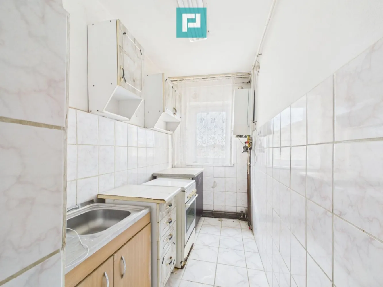 Apartament 2 camere luminos- Aleea Poiana Ruscai - Apartament cu 2 camere – luminos, primitor ideal pentru locuit sau investiție

 Acest apartament cu 2 camere, situat la etajul 4 din 5, cu o suprafață de 42 mp, este exact acel tip de spațiu: cald, luminos și eficient compartimentat.

 Balconul tip logie aduce lumină naturală pe tot parcursul zilei și oferă un colț perfect pentru cafeaua de dimineață, câteva plante sau un spațiu discret de depozitare. 
 
 Apartamentul dispune de centrală proprie. 

 Bucătăria este utilată, iar baia cu cadă completează sentimentul de confort și funcționalitate.
 
 Un mare plus este locația, care face viața de zi cu zi mai simplă:

 acces rapid la mijloace de transport în comun;

 magazine, dispensar, farmacii și Policlinica Regina Maria, toate la câțiva pași;

 Școala Gimnazială nr. 27 și Grădinița cu Program Prelungit nr. 3, ideale pentru familii sau pentru atractivitatea închirierii.

 Fie că îți dorești un cămin liniștit, fie că ești în căutarea unei investiții sigure, ușor de închiriat, acest apartament bifează toate criteriile: poziție bună, lumină naturală, costuri reduse de întreținere și o atmosferă primitoare.

 Este alegerea ideală pentru o familie care caută căldura unui cămin sau pentru oricine își dorește un apartament bine poziționat , luminos și practic.

 Consultant imobiliar : Laurentiu Caraman

 Telefon : 0721824896

 Email : laurentiu.caraman@propertylab.ro

 CP2848965