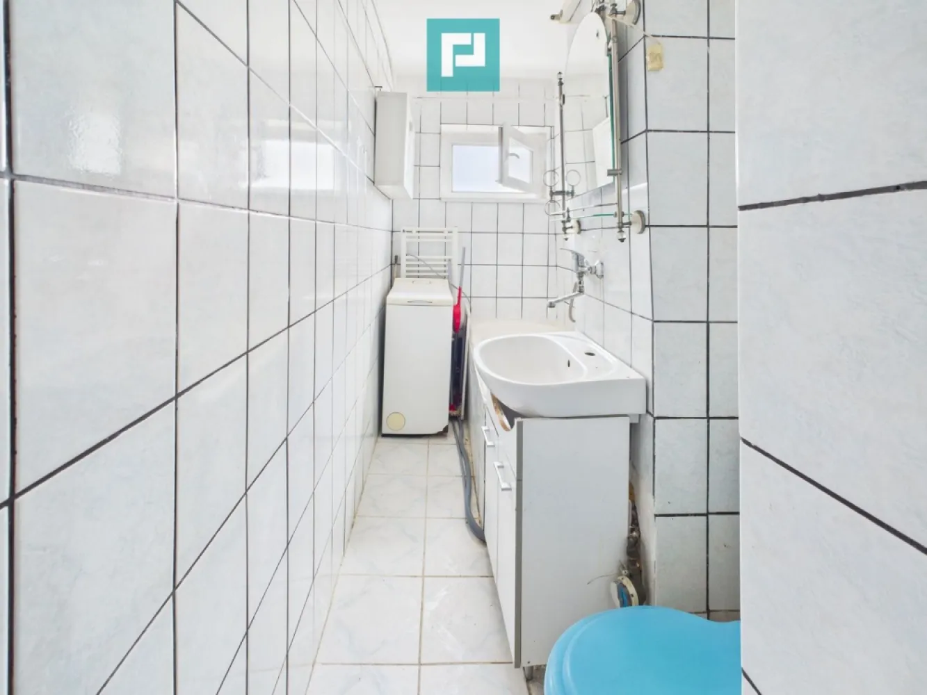 Apartament 2 camere luminos- Aleea Poiana Ruscai - Apartament cu 2 camere – luminos, primitor ideal pentru locuit sau investiție

 Acest apartament cu 2 camere, situat la etajul 4 din 5, cu o suprafață de 42 mp, este exact acel tip de spațiu: cald, luminos și eficient compartimentat.

 Balconul tip logie aduce lumină naturală pe tot parcursul zilei și oferă un colț perfect pentru cafeaua de dimineață, câteva plante sau un spațiu discret de depozitare. 
 
 Apartamentul dispune de centrală proprie. 

 Bucătăria este utilată, iar baia cu cadă completează sentimentul de confort și funcționalitate.
 
 Un mare plus este locația, care face viața de zi cu zi mai simplă:

 acces rapid la mijloace de transport în comun;

 magazine, dispensar, farmacii și Policlinica Regina Maria, toate la câțiva pași;

 Școala Gimnazială nr. 27 și Grădinița cu Program Prelungit nr. 3, ideale pentru familii sau pentru atractivitatea închirierii.

 Fie că îți dorești un cămin liniștit, fie că ești în căutarea unei investiții sigure, ușor de închiriat, acest apartament bifează toate criteriile: poziție bună, lumină naturală, costuri reduse de întreținere și o atmosferă primitoare.

 Este alegerea ideală pentru o familie care caută căldura unui cămin sau pentru oricine își dorește un apartament bine poziționat , luminos și practic.

 Consultant imobiliar : Laurentiu Caraman

 Telefon : 0721824896

 Email : laurentiu.caraman@propertylab.ro

 CP2848965