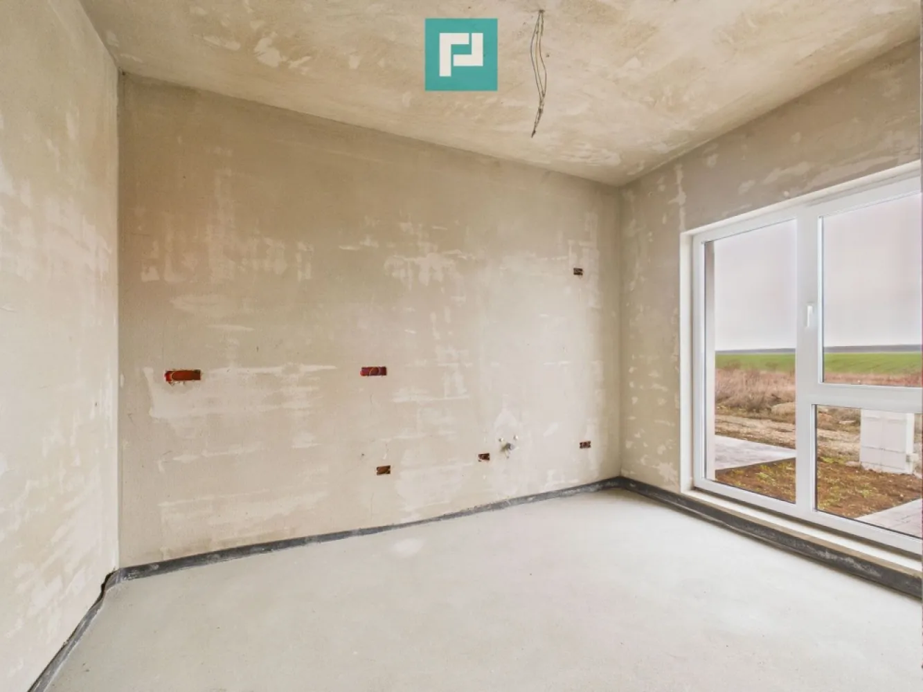 Duplex semi-finisat cu 3 camere, 3 băi în Pișchia - Oferim spre vânzare o casă tip duplex, semi-finisată, situată în comuna Pișchia, într-o zonă liniștită, la doar câteva minute de Timișoara. 

~ Proprietatea este finisată la exterior si interiorul este semi-finisat :
• Interiorul este la gri
• Sintemul de încălzire în pardoseală este montat
• Șapele sunt turnate
• Pereții și tavanele sunt pregatite pentru gletuire

~ Detalii proprietate :
• Tip imobil: Duplex
• An construcție: 2025 (finalizată)
• Suprafață utilă: 105,5 mp
• Suprafață construită: 139,5 mp
• Suprafață teren: 339 mp
• Suprafață curte liberă: 250 mp
• Amprentă la sol: 69,5 mp
• Număr camere: 3
• 2 Dormitoare
• 3 Băi cu aerisire naturală
• 1 Bucătărie închisă
• 2 Terase de aprox. 18 mp
• 2 Locuri de parcare

~ Facilități zonă :
• Străzi pietruite
• Apă, curent, fosă septică, gaz cu butelii

Această proprietate reprezintă alegerea ideală pentru cei care își doresc o casă nouă și posibilitatea de a alege finisajele și designul interior.

Pentru detalii suplimentare și vizionări :

Marian Dobre – Consultant Imobiliar PropertyLab Timișoara
Telefon: 0773 700 389

E-mail: marian.dobre@propertylab.ro
Cod Proprietate: 2700251