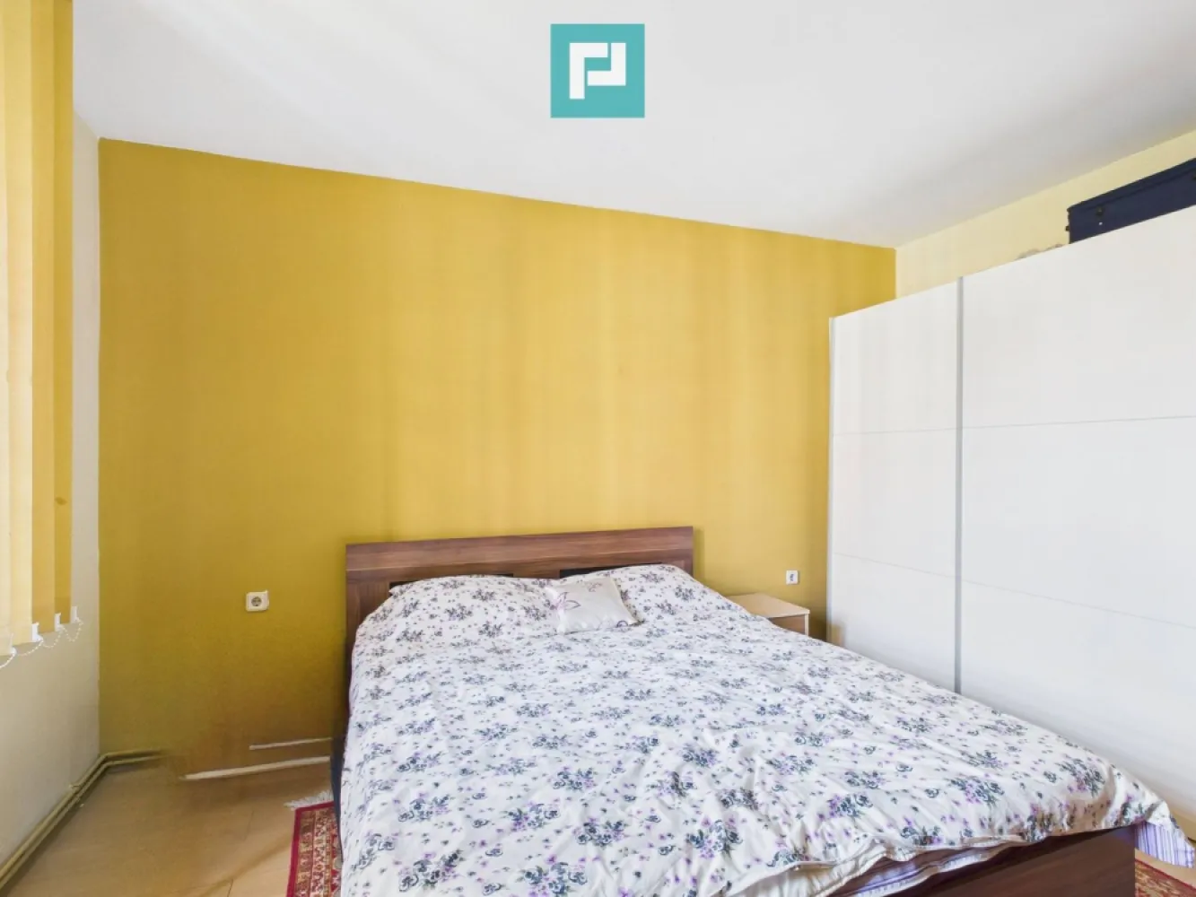 Două locuințe individuale pe 512 mp – in GIROC - Oportunitate unică în Giroc, 2 case spațioase pe un singur teren, pentru confortul familiei tale. 

 Cauți un loc unde să te simți acasă cu adevărat? Îți oferim o proprietate deosebită, compusă din două case mari, construite în 2002, pe un teren de 512 mp, într-o zonă liniștită și foarte căutată din Giroc. Ideală pentru două familii, rude apropiate sau pentru cine dorește să combine locuința cu o mică investiție.
 Casa 1 – P + M + Garaj

 Prima casă, cea din față, îmbină spațiul generos cu funcționalitatea perfectă:

 Parter – 77 mp: living luminos de 35 mp, loc de servit masa, bucătărie închisă complet mobilată și utilată, dormitor, baie cu duș și cameră tehnică. De aici se face accesul către terasa de 12,5 mp, perfectă pentru momentele în aer liber.

 Izolatia caselor este facuta pe interior din vata bazaltica din Germania .
 
 Mansardă: 3 dormitoare primitoare, baie cu cadă de 8,40 mp și un dressing de 2,5 mp, ideal pentru organizarea garderobei.

 Spațiu generos, lumină naturală și atmosferă caldă – simți că intri acasă încă de la ușă
 Casa 2 – P + M

 Cea de-a doua casă, cu actele depuse pentru intabulare, oferă și ea confortul unei locuințe moderne:

 Parter: living generos de 46 mp, bucătărie pe care o poți amenaja după preferințe și baie de serviciu sub scară.

 Mansardă: 2 camere luminoase de câte 10,5 mp, baie cu cadă de 5 mp și hol spațios cu acces către fiecare încăpere, plus un spațiu de depozitare de 2 mp.

 În lateral, casa mai are și magazie pentru diverse obiecte, iar curtea permite parcarea mai multor mașini.

 Avantaje:

 Panouri solare de 6 KW – energie eficientă și economii la facturi

 Centrală proprie cu calorifere

 Poartă din fier forjat, curte generoasă

 Zonă liniștită și foarte căutată în Giroc, Str. Mureș

 Această proprietate nu este doar despre pereți și acoperiș, ci despre spațiu pentru familie, confort și momente frumoase petrecute împreună. 
 
 Consultant imobiliar : Laurențiu Caraman

 Telefon : 0721824896

 Email : laurențiu.caraman@propertylab.ro

 CP2838229
