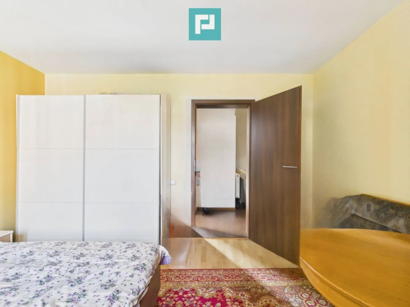 Două locuințe individuale pe 512 mp – in GIROC - Oportunitate unică în Giroc, 2 case spațioase pe un singur teren, pentru confortul familiei tale. 

 Cauți un loc unde să te simți acasă cu adevărat? Îți oferim o proprietate deosebită, compusă din două case mari, construite în 2002, pe un teren de 512 mp, într-o zonă liniștită și foarte căutată din Giroc. Ideală pentru două familii, rude apropiate sau pentru cine dorește să combine locuința cu o mică investiție.
 Casa 1 – P + M + Garaj

 Prima casă, cea din față, îmbină spațiul generos cu funcționalitatea perfectă:

 Parter – 77 mp: living luminos de 35 mp, loc de servit masa, bucătărie închisă complet mobilată și utilată, dormitor, baie cu duș și cameră tehnică. De aici se face accesul către terasa de 12,5 mp, perfectă pentru momentele în aer liber.

 Izolatia caselor este facuta pe interior din vata bazaltica din Germania .
 
 Mansardă: 3 dormitoare primitoare, baie cu cadă de 8,40 mp și un dressing de 2,5 mp, ideal pentru organizarea garderobei.

 Spațiu generos, lumină naturală și atmosferă caldă – simți că intri acasă încă de la ușă
 Casa 2 – P + M

 Cea de-a doua casă, cu actele depuse pentru intabulare, oferă și ea confortul unei locuințe moderne:

 Parter: living generos de 46 mp, bucătărie pe care o poți amenaja după preferințe și baie de serviciu sub scară.

 Mansardă: 2 camere luminoase de câte 10,5 mp, baie cu cadă de 5 mp și hol spațios cu acces către fiecare încăpere, plus un spațiu de depozitare de 2 mp.

 În lateral, casa mai are și magazie pentru diverse obiecte, iar curtea permite parcarea mai multor mașini.

 Avantaje:

 Panouri solare de 6 KW – energie eficientă și economii la facturi

 Centrală proprie cu calorifere

 Poartă din fier forjat, curte generoasă

 Zonă liniștită și foarte căutată în Giroc, Str. Mureș

 Această proprietate nu este doar despre pereți și acoperiș, ci despre spațiu pentru familie, confort și momente frumoase petrecute împreună. 
 
 Consultant imobiliar : Laurențiu Caraman

 Telefon : 0721824896

 Email : laurențiu.caraman@propertylab.ro

 CP2838229