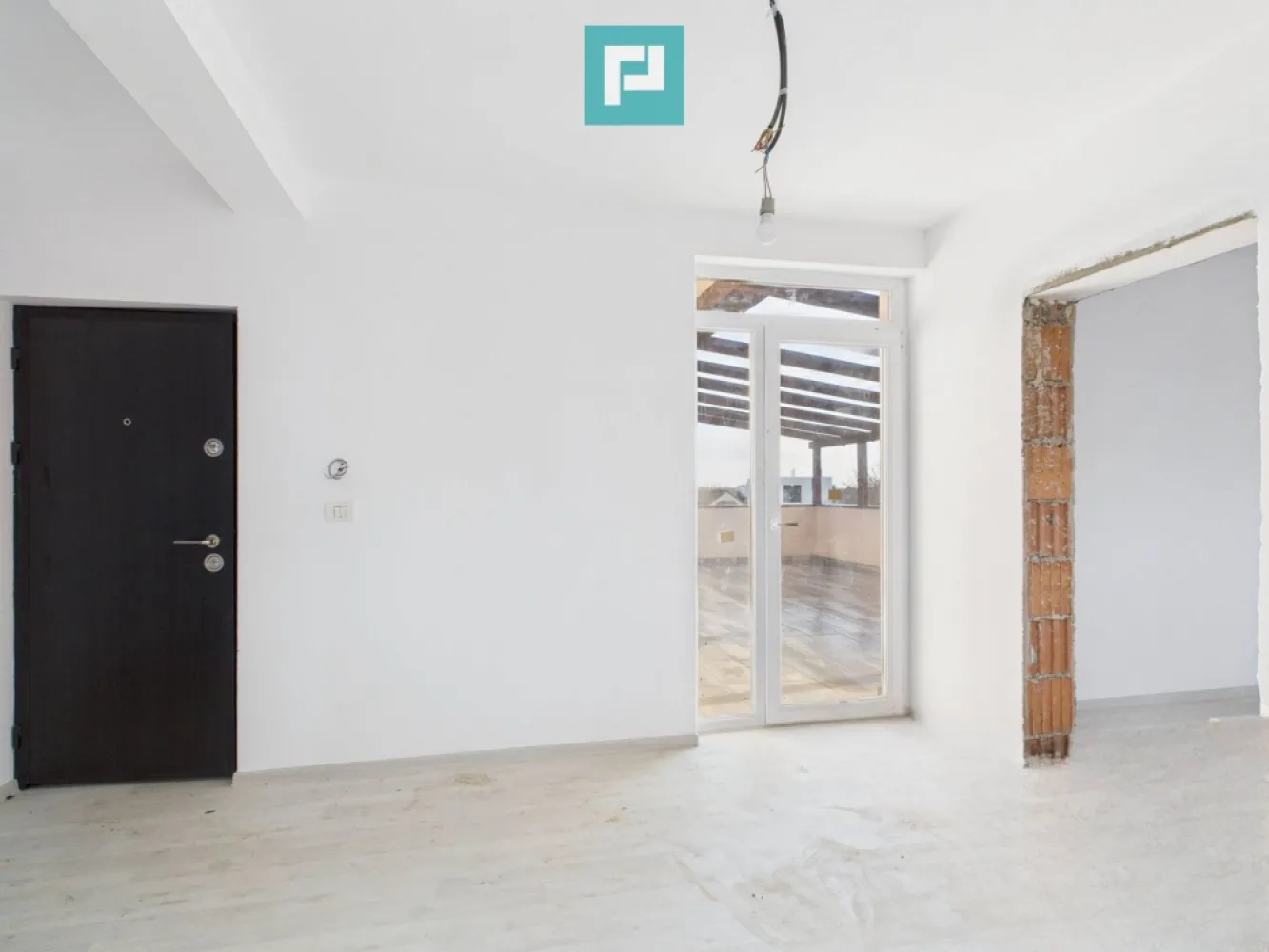 Penthouse cu terasă generoasă, în inima Chișodei - Situat la ultimul etaj al unui bloc modern cu 3 etaje, chiar în centrul comunei Chișoda, apartamentul este decomandat, aerisit și gândit pentru confort o locație care îți oferă liniște, dar și acces rapid la tot ce ai nevoie.

 Ce îți oferă: 2 camere luminoase și bine proporționate .

 52 mp utili, bine compartimentați

 Terasă exterioară de 53 mp – un spațiu rar, perfect pentru relaxare, seri cu prietenii sau un colț verde doar al tău

 Balcon de 5 mp, ideal pentru momentele de respiro

 Construit pentru liniște și durabilitate:

 Zidărie din cărămidă cu izolație completă

 Pereți interiori din cărămidă cu vată bazaltică, pentru confort termic și fonic

 Ferestre Salamander tripan, care păstrează căldura și liniștea în interior

 Ușă metalică la intrare și uși interioare MDF

 Acoperiș din țiglă de beton, solid și rezistent în timp

 Este mai mult decât un apartament – este șansa de a crea un cămin exact pe gustul tău, într-o zonă centrală, aproape de tot ce contează.

 Acest penthouse îți oferă libertatea de a-l amenaja exact pe stilul tău și privilegiul unui spațiu exterior generos, rar întâlnit.
 
 Consultant imobiliar : Laurențiu Caraman

 Telefon : 0721824896

 Email : laurențiu.caraman@propertylab.ro

 CP2832047