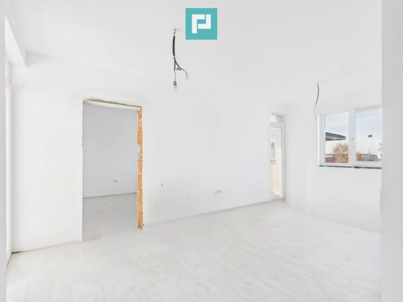 Penthouse cu terasă generoasă, în inima Chișodei - Situat la ultimul etaj al unui bloc modern cu 3 etaje, chiar în centrul comunei Chișoda, apartamentul este decomandat, aerisit și gândit pentru confort o locație care îți oferă liniște, dar și acces rapid la tot ce ai nevoie.

 Ce îți oferă: 2 camere luminoase și bine proporționate .

 52 mp utili, bine compartimentați

 Terasă exterioară de 53 mp – un spațiu rar, perfect pentru relaxare, seri cu prietenii sau un colț verde doar al tău

 Balcon de 5 mp, ideal pentru momentele de respiro

 Construit pentru liniște și durabilitate:

 Zidărie din cărămidă cu izolație completă

 Pereți interiori din cărămidă cu vată bazaltică, pentru confort termic și fonic

 Ferestre Salamander tripan, care păstrează căldura și liniștea în interior

 Ușă metalică la intrare și uși interioare MDF

 Acoperiș din țiglă de beton, solid și rezistent în timp

 Este mai mult decât un apartament – este șansa de a crea un cămin exact pe gustul tău, într-o zonă centrală, aproape de tot ce contează.

 Acest penthouse îți oferă libertatea de a-l amenaja exact pe stilul tău și privilegiul unui spațiu exterior generos, rar întâlnit.
 
 Consultant imobiliar : Laurențiu Caraman

 Telefon : 0721824896

 Email : laurențiu.caraman@propertylab.ro

 CP2832047